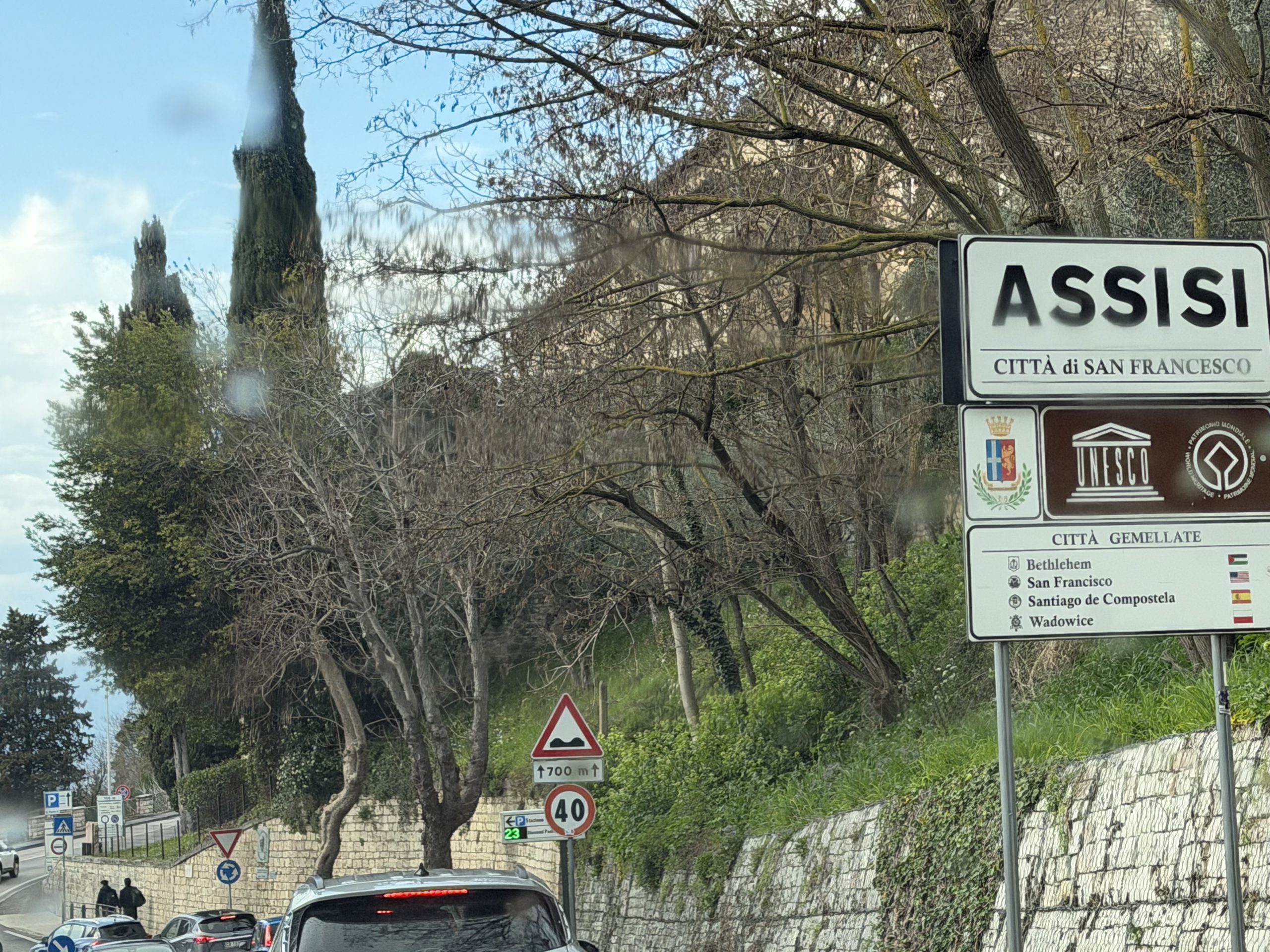 Assisi invasa dai pellegrini per l’ostensione di San Francesco: traffico nel caos nell’area del Vescovado (foto) 30 Assisi invasa dai pellegrini per l’ostensione di San Francesco: traffico nel caos nell’area del Vescovado (foto) 29