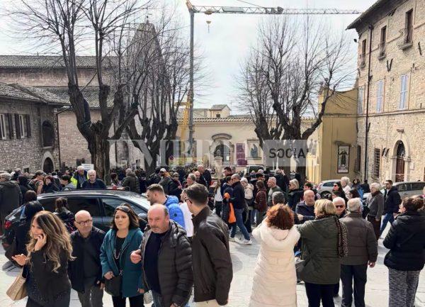Traffico in tilt ad Assisi, Santa Maria degli Angeli paralizzata. Fasulo attacca: “Inaccettabile” (foto) 6 Traffico in tilt ad Assisi, Santa Maria degli Angeli paralizzata. Fasulo attacca: “Inaccettabile” (foto) 5