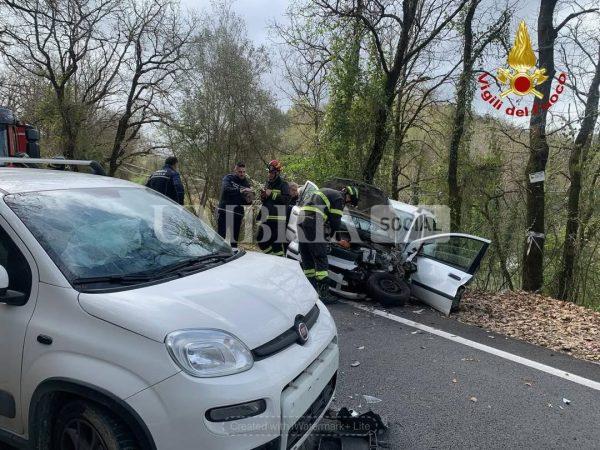 Perugia, incidente frontale in Strada Ponte D’Oddi: tre persone estratte dalle lamiere (foto) 4 Perugia, incidente frontale in Strada Ponte D’Oddi: tre persone estratte dalle lamiere (foto) 3