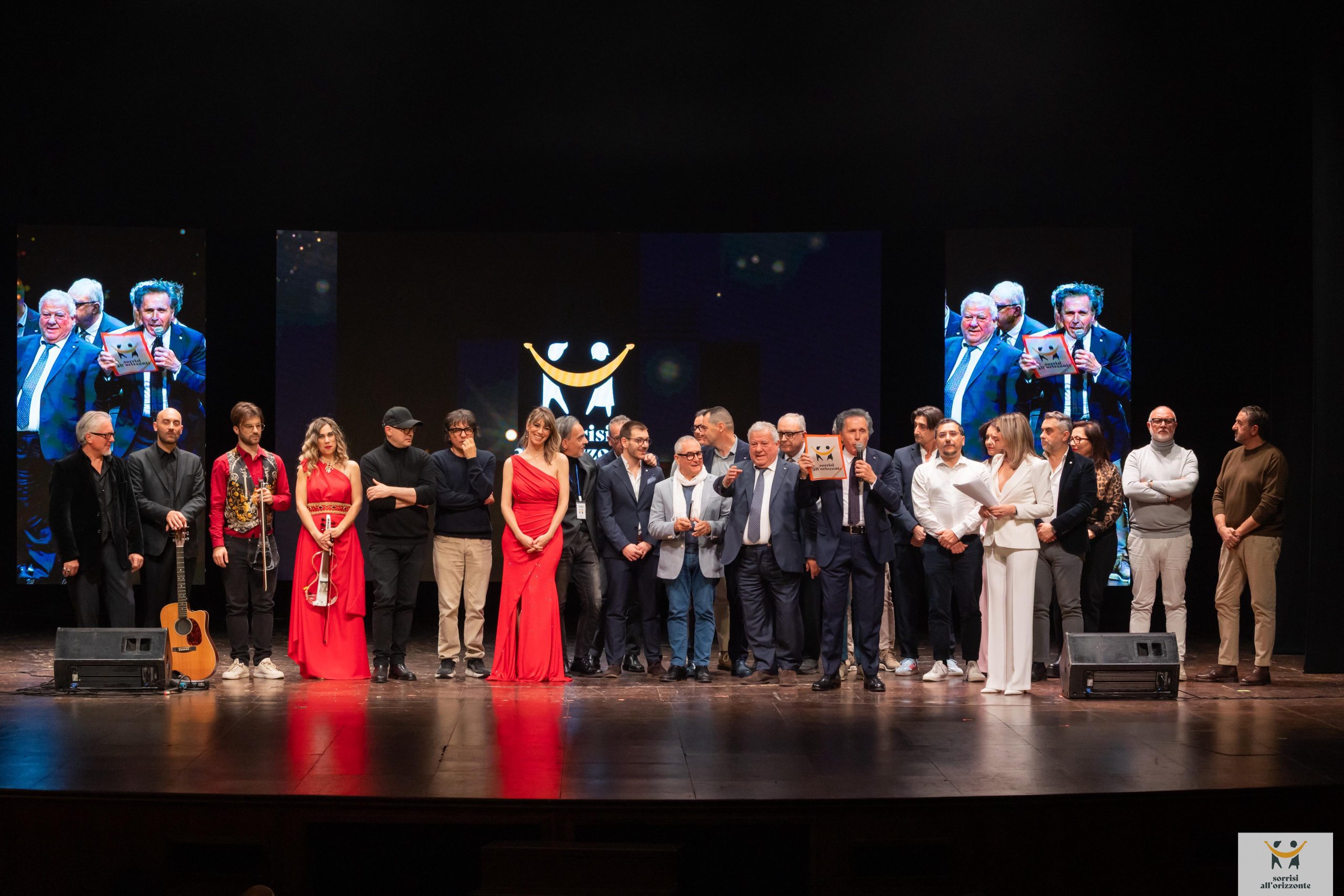 Grande successo al Teatro Lyrick di Assisi per “Questi sorrisi sono uno spettacolo” 16 Grande successo al Teatro Lyrick di Assisi per “Questi sorrisi sono uno spettacolo” 15
