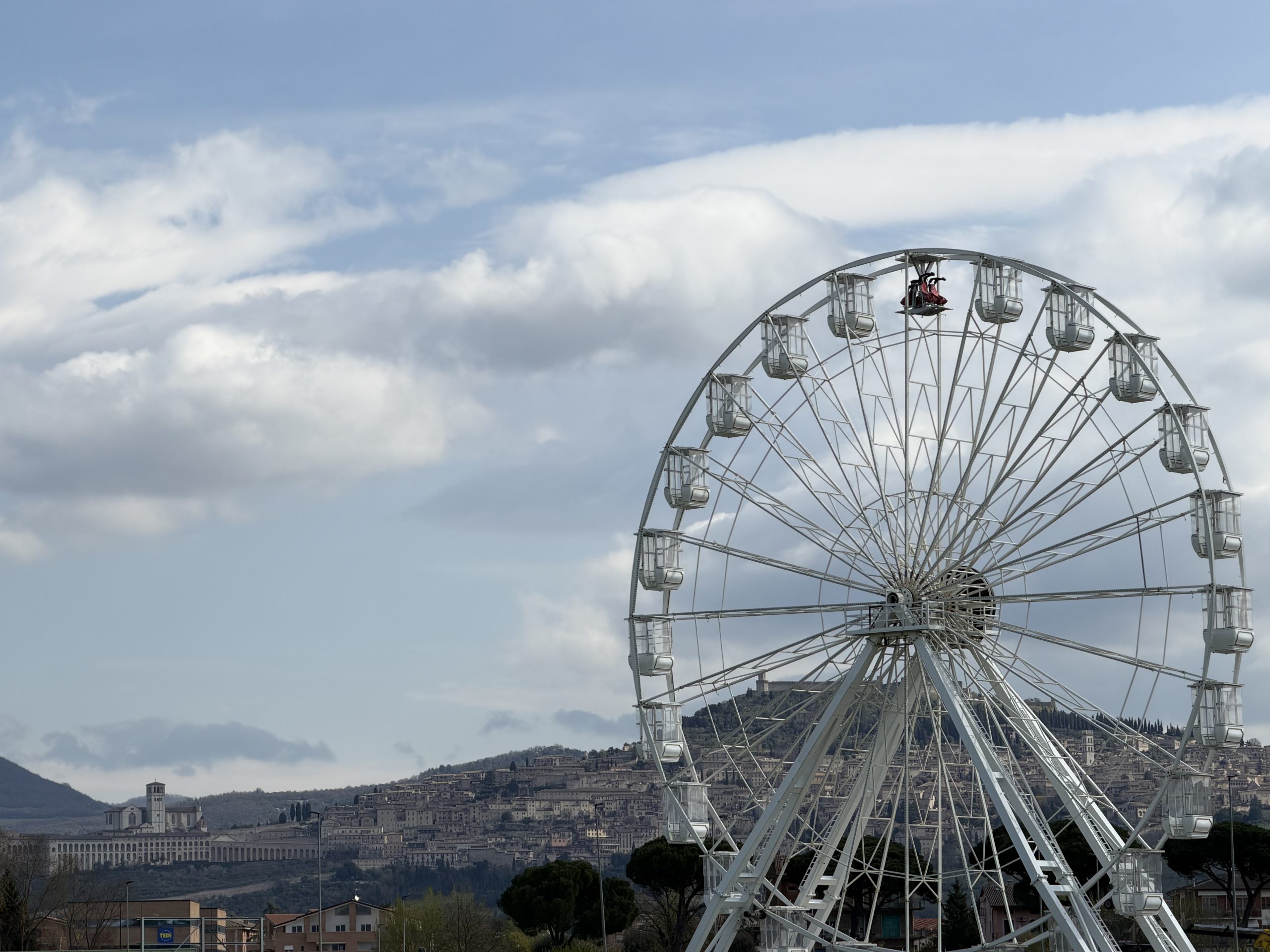 Inaugurata la ruota panoramica ad Assisi, da oggi aperta e operativa (foto e video) 27 Inaugurata la ruota panoramica ad Assisi, da oggi aperta e operativa (foto e video) 26