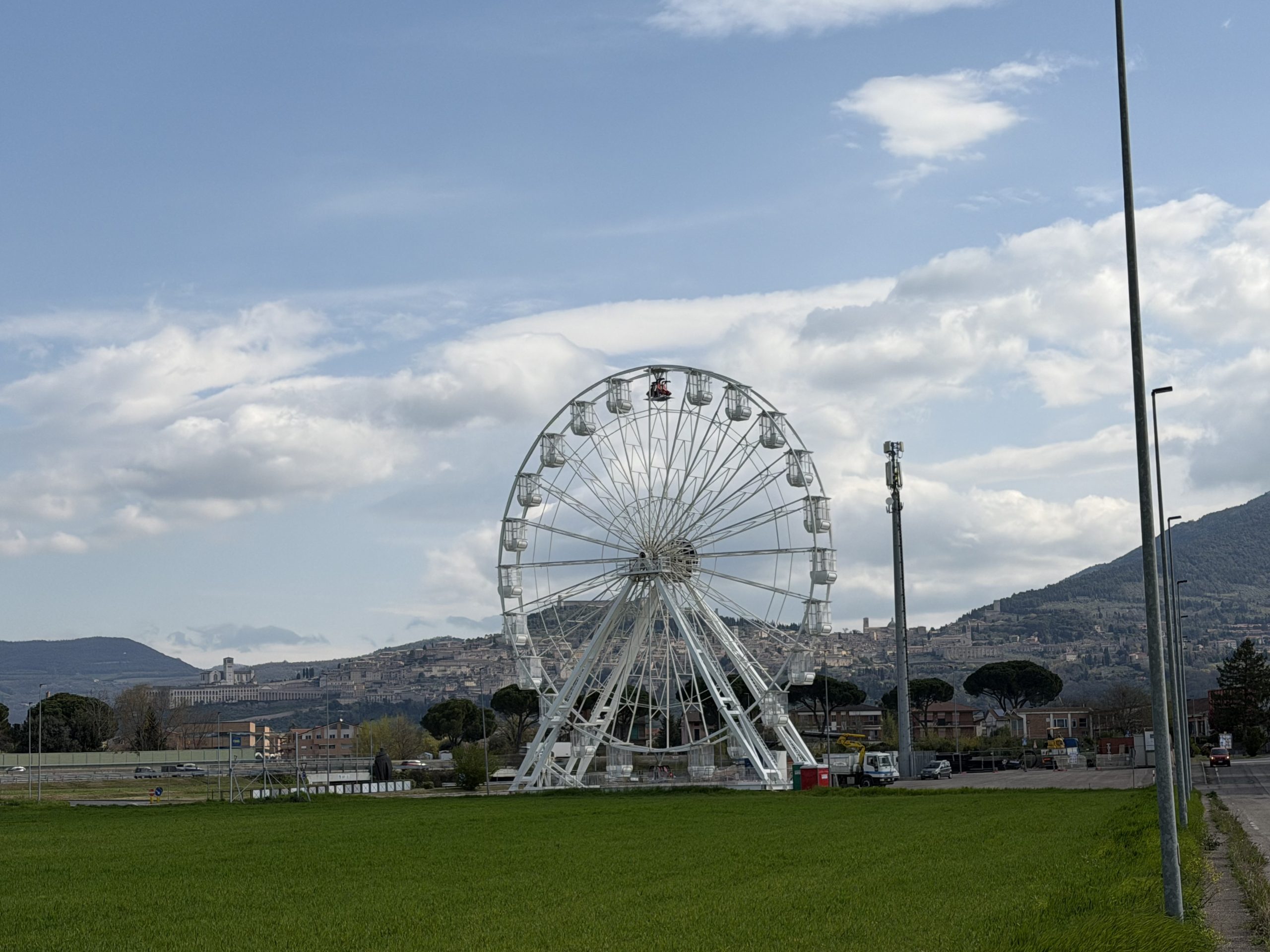 Inaugurata la ruota panoramica ad Assisi, da oggi aperta e operativa (foto e video) 29 Inaugurata la ruota panoramica ad Assisi, da oggi aperta e operativa (foto e video) 28