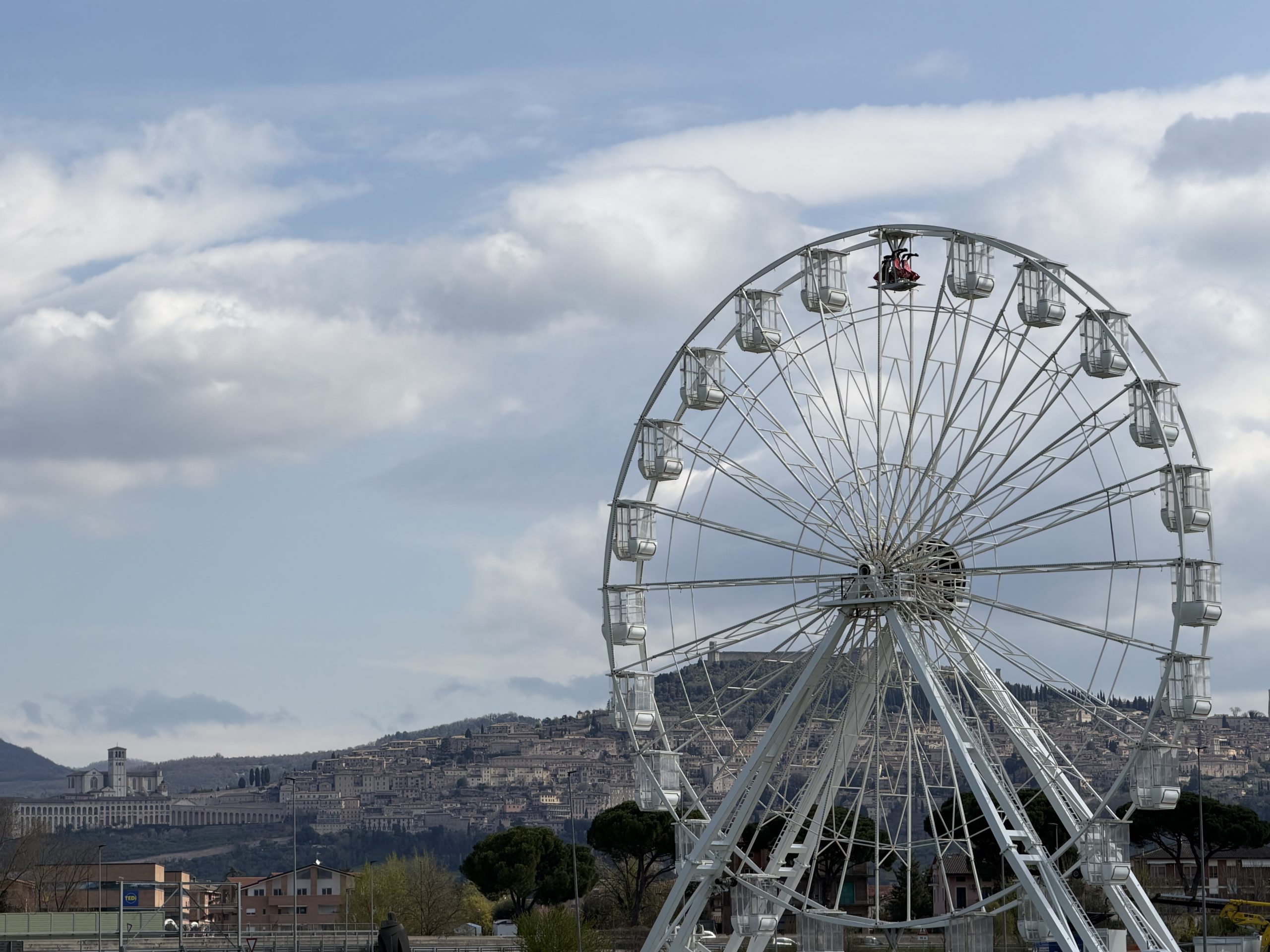 Inaugurata la ruota panoramica ad Assisi, da oggi aperta e operativa (foto e video) 31 Inaugurata la ruota panoramica ad Assisi, da oggi aperta e operativa (foto e video) 30
