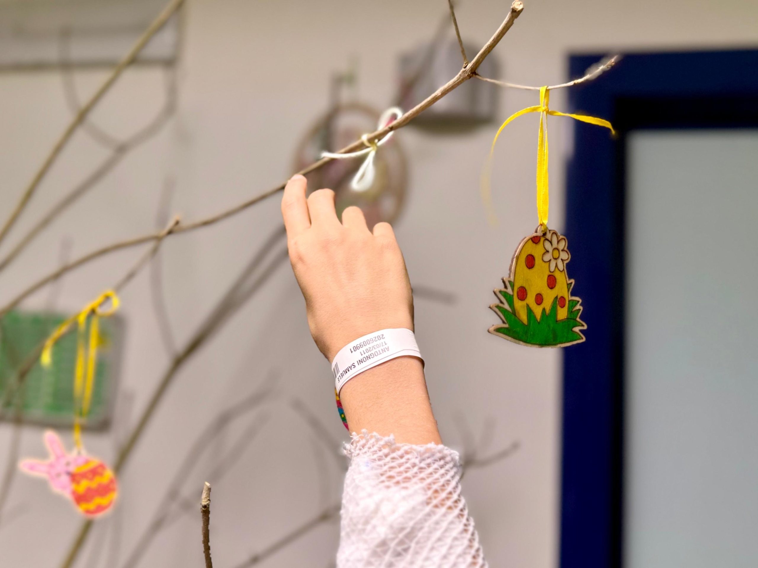 Un albero di Pasqua per rinascere insieme: sorrisi e solidarietà in Pediatria a Perugia (foto) 4 Un albero di Pasqua per rinascere insieme: sorrisi e solidarietà in Pediatria a Perugia (foto) 3