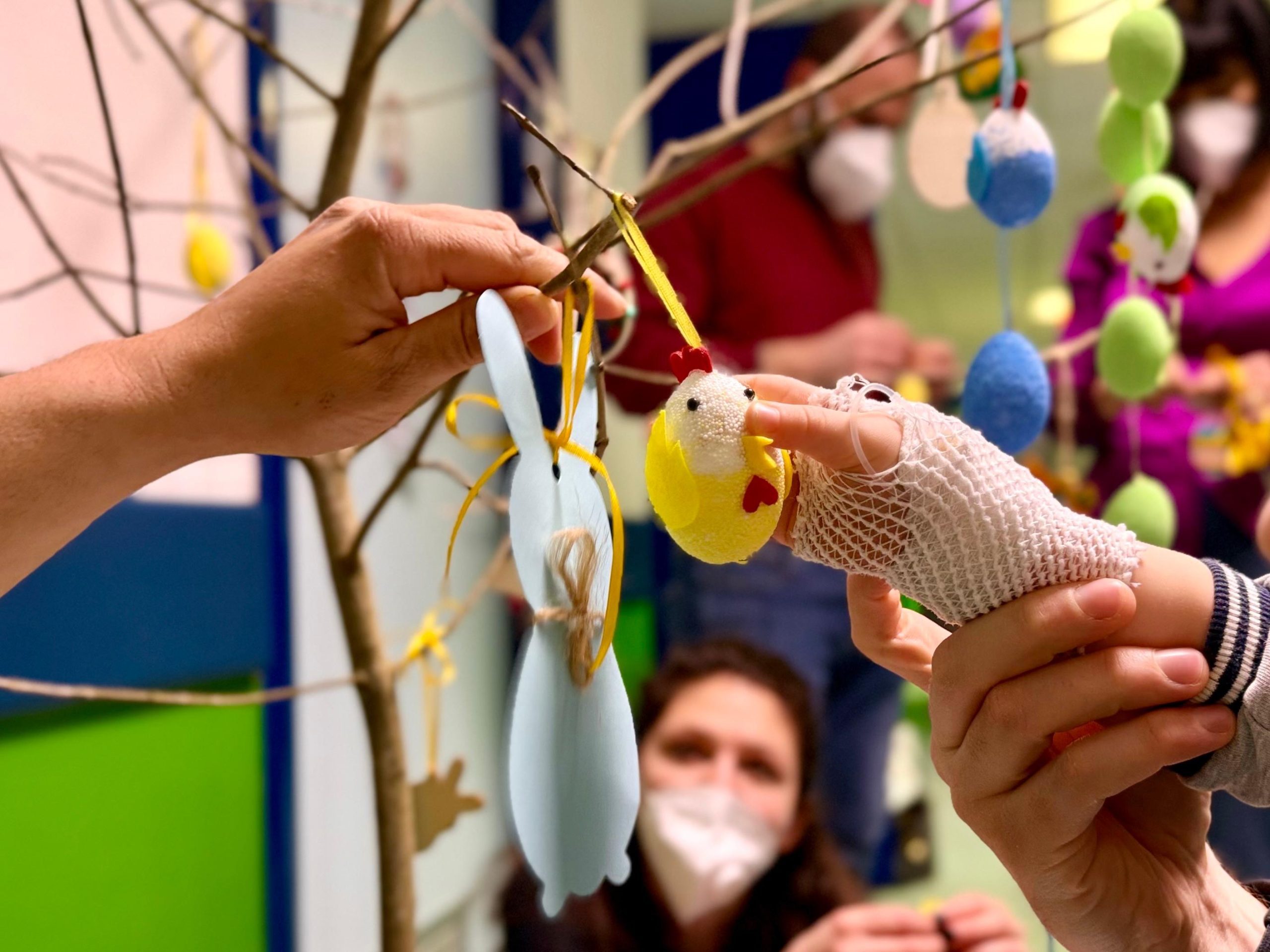 Un albero di Pasqua per rinascere insieme: sorrisi e solidarietà in Pediatria a Perugia (foto) 6 Un albero di Pasqua per rinascere insieme: sorrisi e solidarietà in Pediatria a Perugia (foto) 5