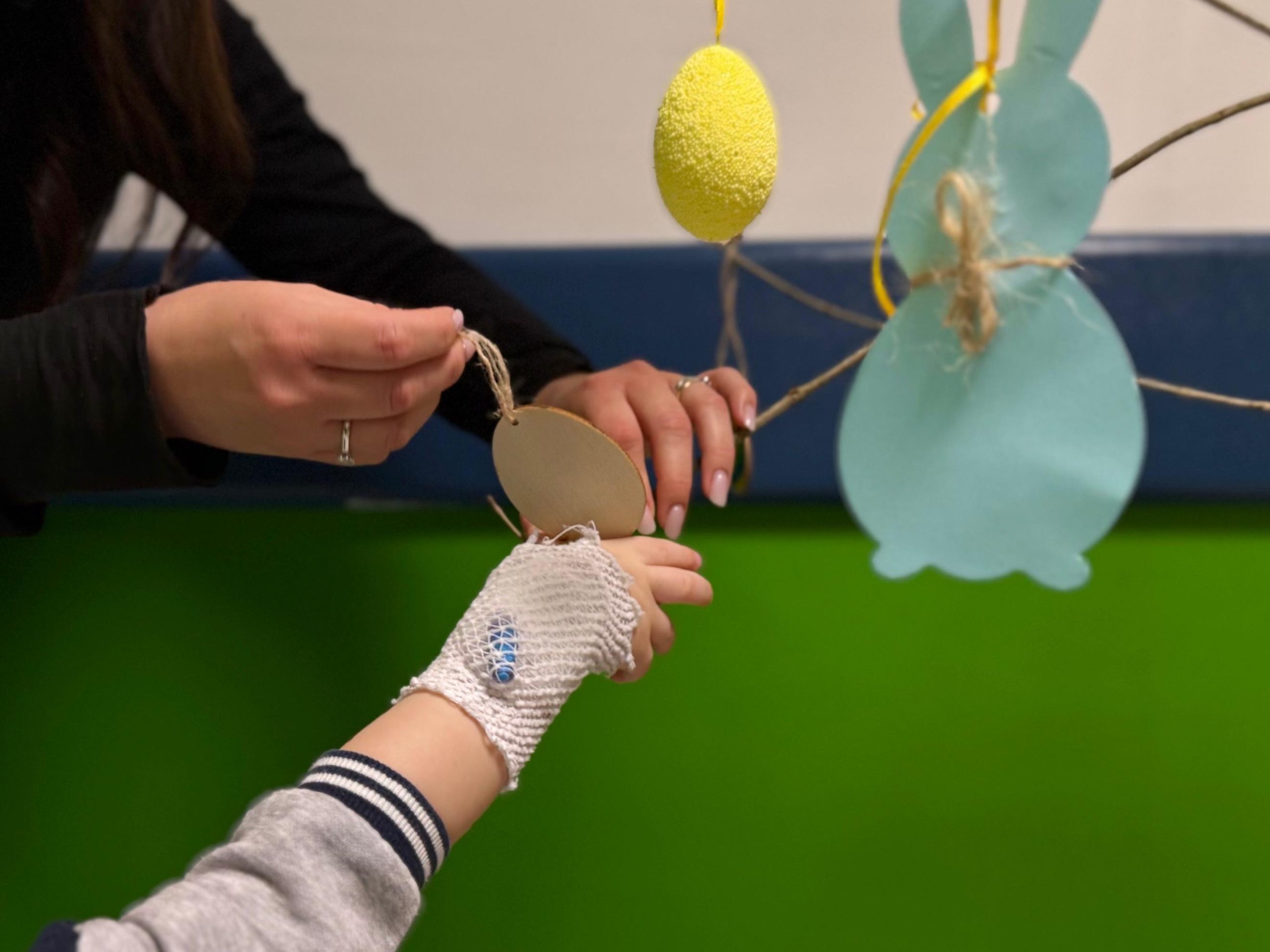 Un albero di Pasqua per rinascere insieme: sorrisi e solidarietà in Pediatria a Perugia (foto) 8 Un albero di Pasqua per rinascere insieme: sorrisi e solidarietà in Pediatria a Perugia (foto) 7