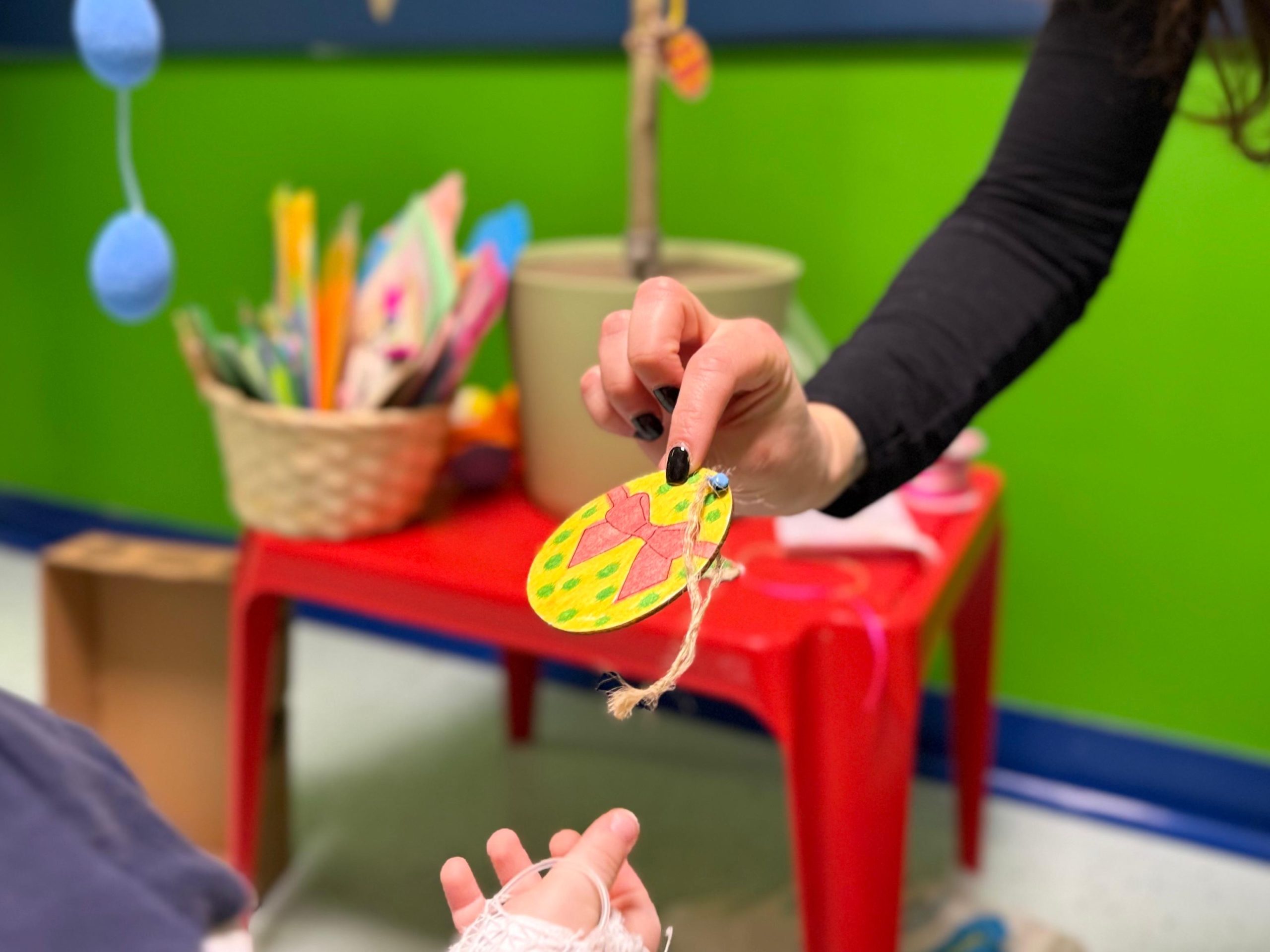 Un albero di Pasqua per rinascere insieme: sorrisi e solidarietà in Pediatria a Perugia (foto) 10 Un albero di Pasqua per rinascere insieme: sorrisi e solidarietà in Pediatria a Perugia (foto) 9