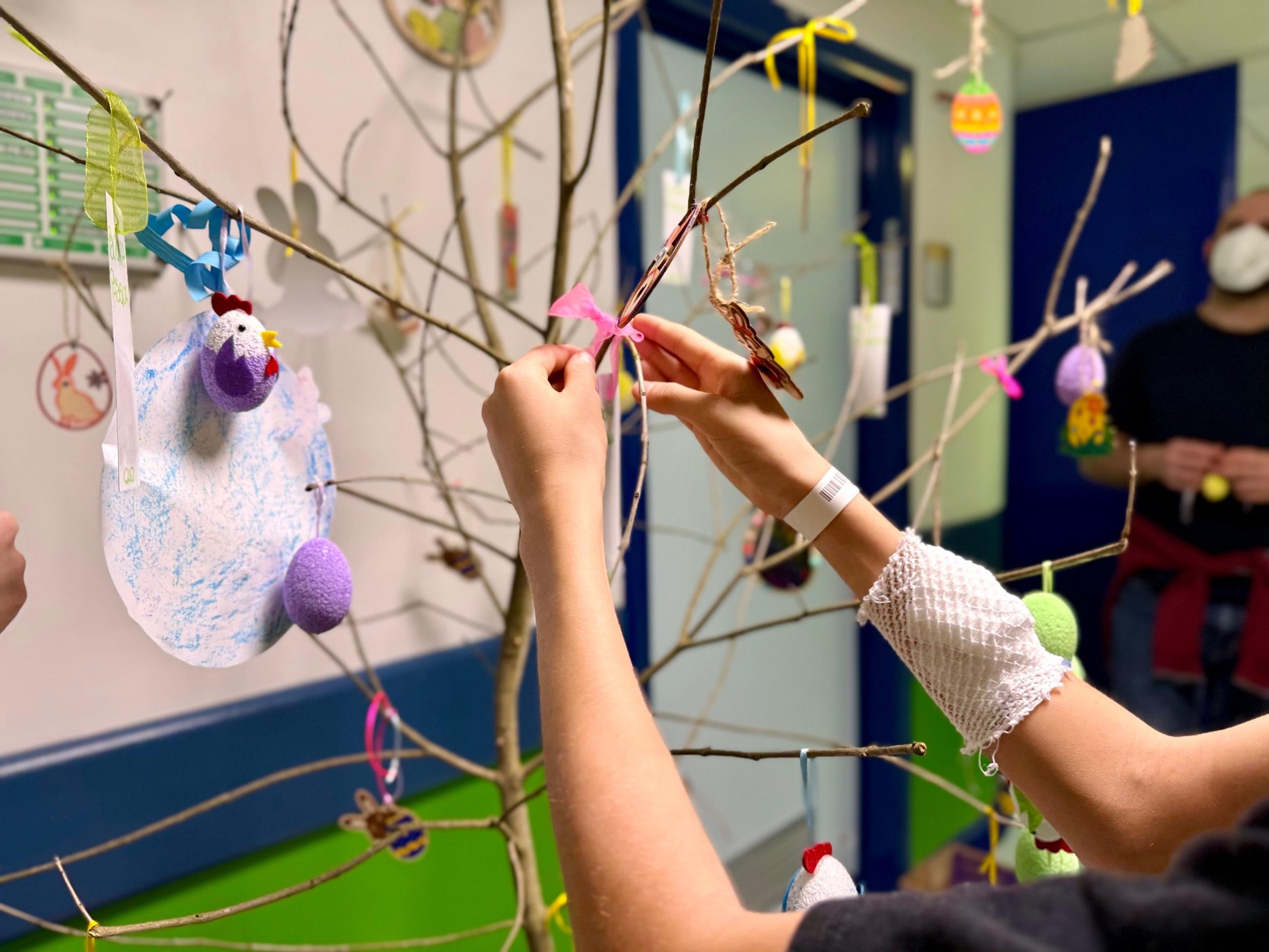 Un albero di Pasqua per rinascere insieme: sorrisi e solidarietà in Pediatria a Perugia (foto) 12 Un albero di Pasqua per rinascere insieme: sorrisi e solidarietà in Pediatria a Perugia (foto) 11