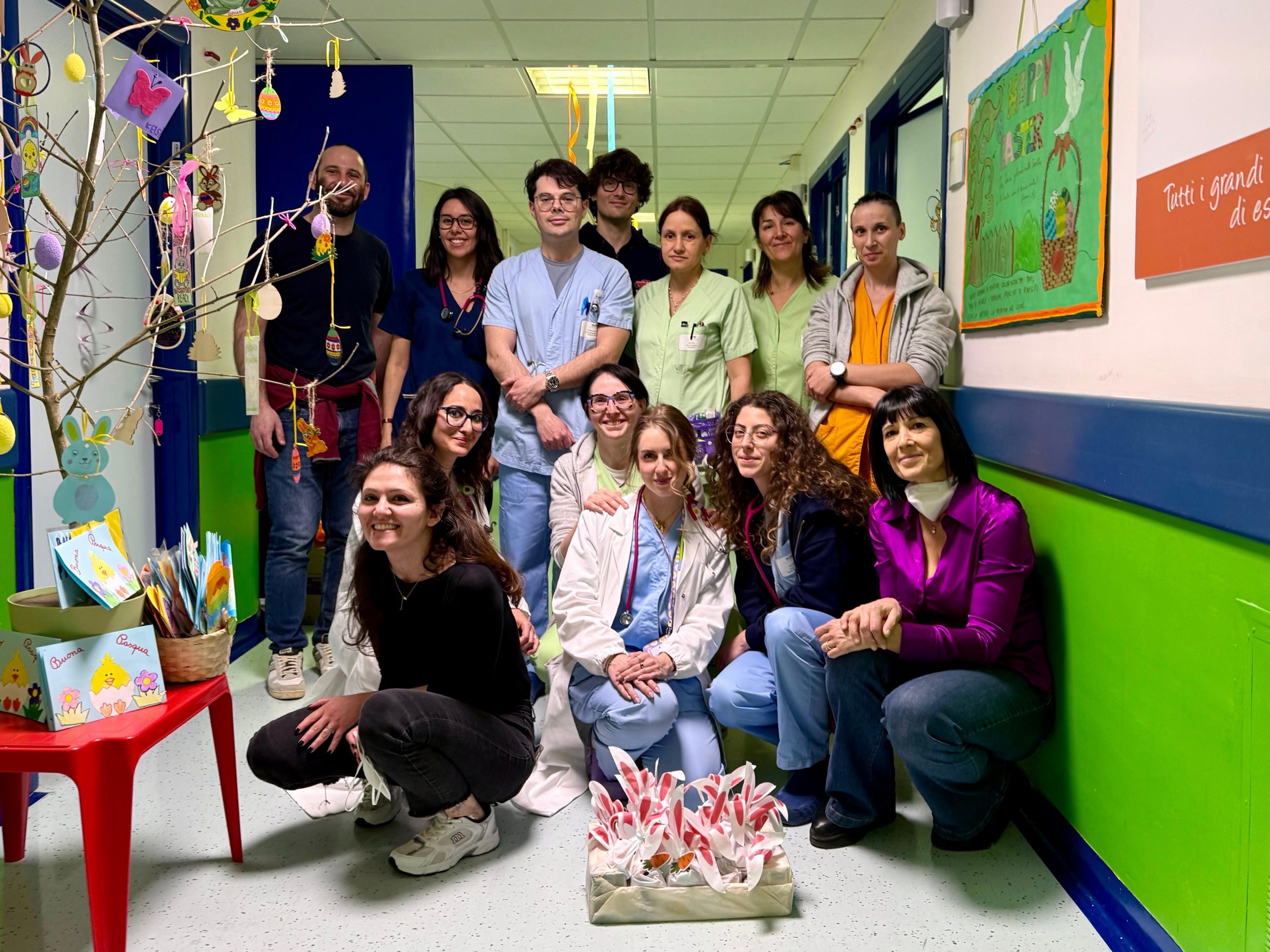 Un albero di Pasqua per rinascere insieme: sorrisi e solidarietà in Pediatria a Perugia (foto) 16 Un albero di Pasqua per rinascere insieme: sorrisi e solidarietà in Pediatria a Perugia (foto) 15