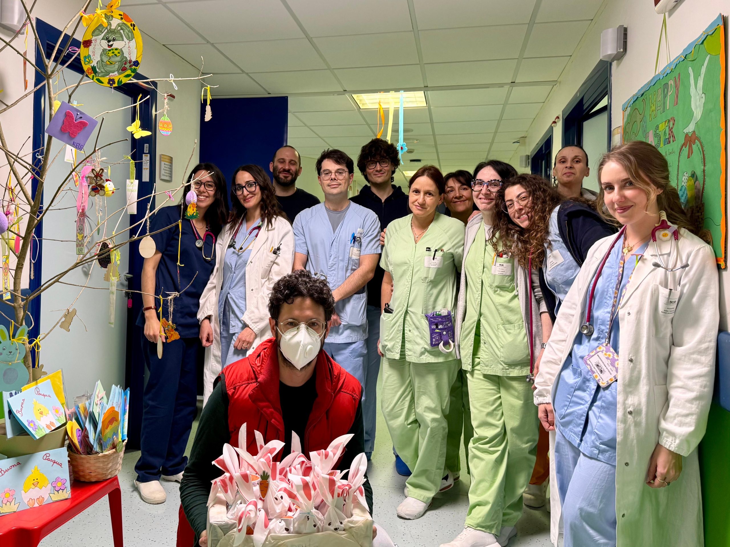 Un albero di Pasqua per rinascere insieme: sorrisi e solidarietà in Pediatria a Perugia (foto) 18 Un albero di Pasqua per rinascere insieme: sorrisi e solidarietà in Pediatria a Perugia (foto) 17