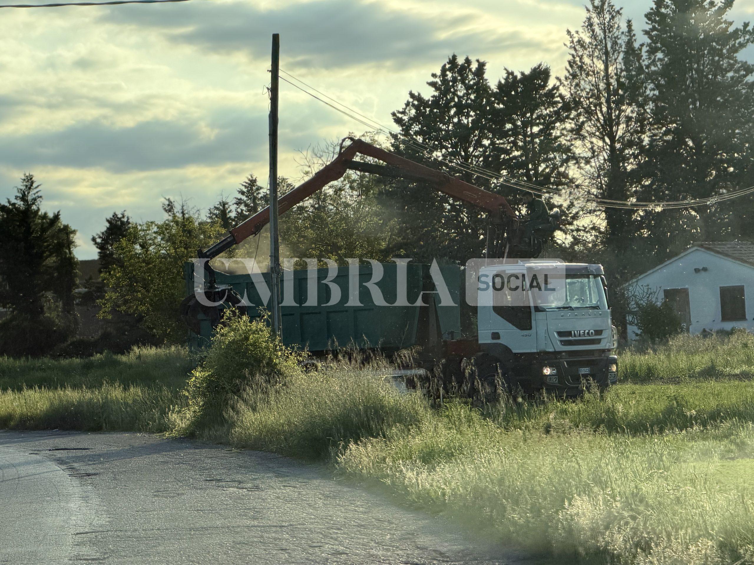 Rifiuti edili in un campo a Passaggio di Bettona, demolita una parte nell'area: erano in attesa di smaltimento 4 Rifiuti edili in un campo a Passaggio di Bettona, demolita una parte nell'area: erano in attesa di smaltimento 3