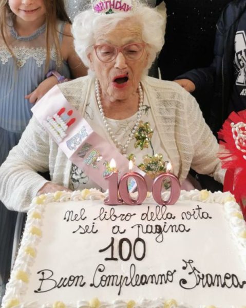 Perugia: Franca Pacini, la “gemella” della regina Elisabetta, festeggia 100 anni 4 Perugia: Franca Pacini, la “gemella” della regina Elisabetta, festeggia 100 anni 3