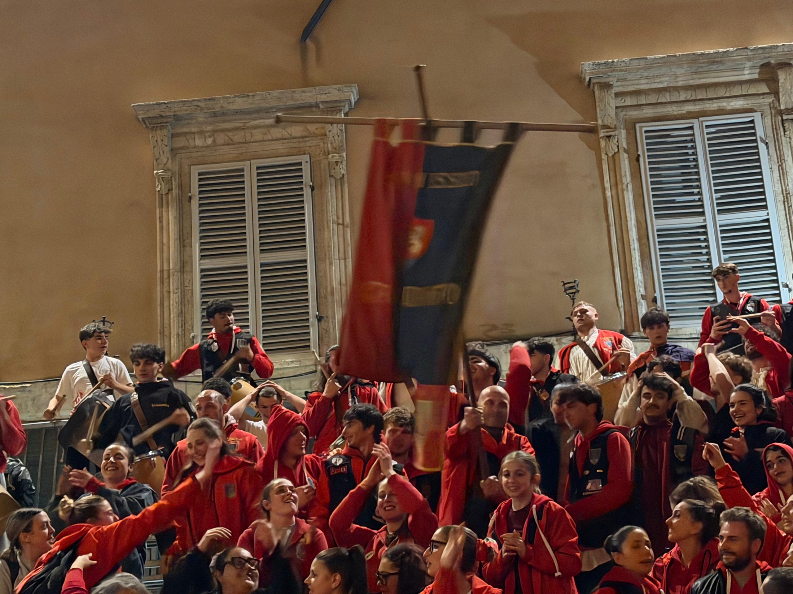 Calendimaggio di Assisi, tripudio rosso: il Palio resta alla Magnifica Parte de Sotto (foto) 56 Calendimaggio di Assisi, tripudio rosso: il Palio resta alla Magnifica Parte de Sotto (foto) 55