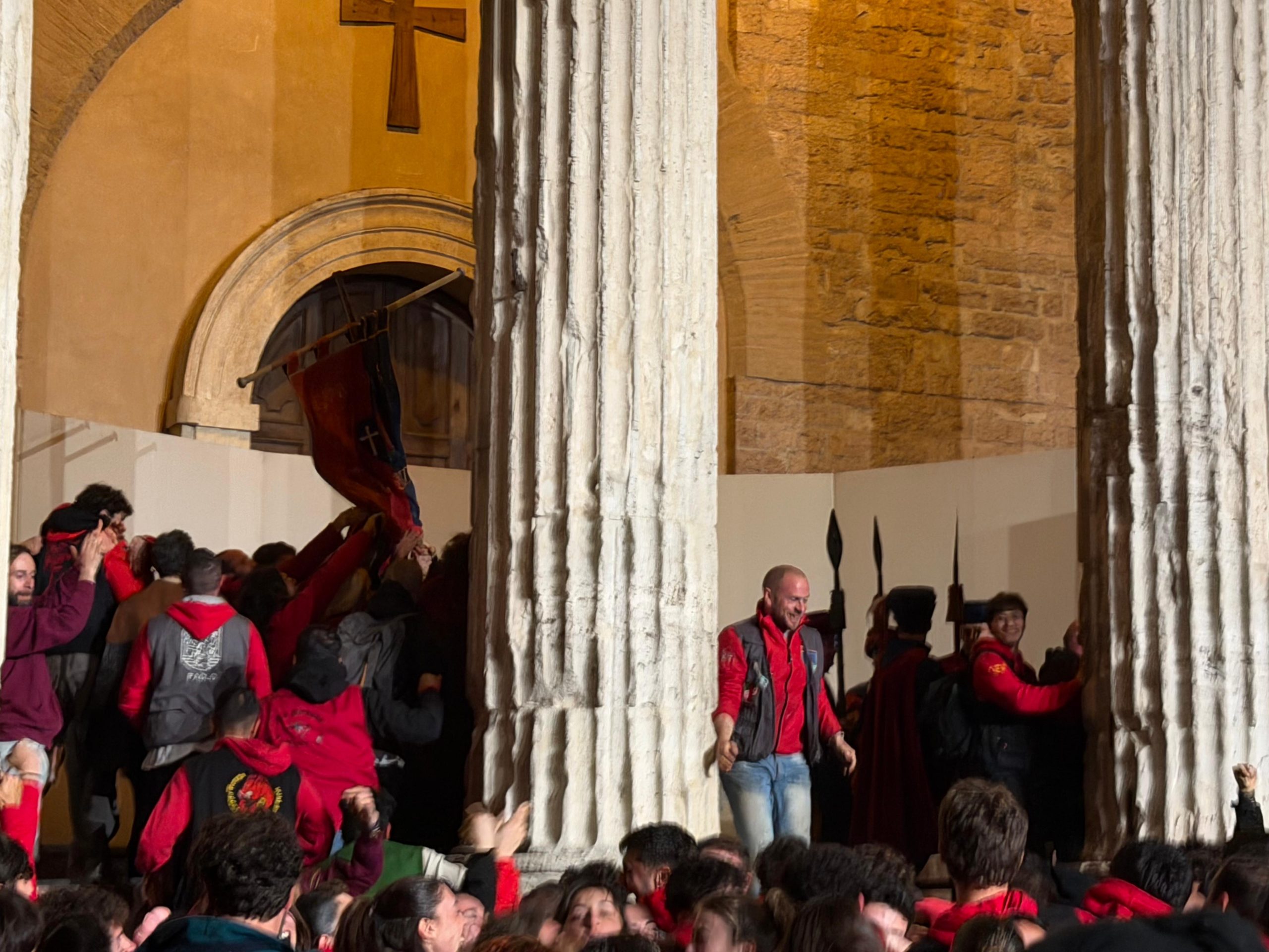 Calendimaggio di Assisi, tripudio rosso: il Palio resta alla Magnifica Parte de Sotto (foto) 50 Calendimaggio di Assisi, tripudio rosso: il Palio resta alla Magnifica Parte de Sotto (foto) 49