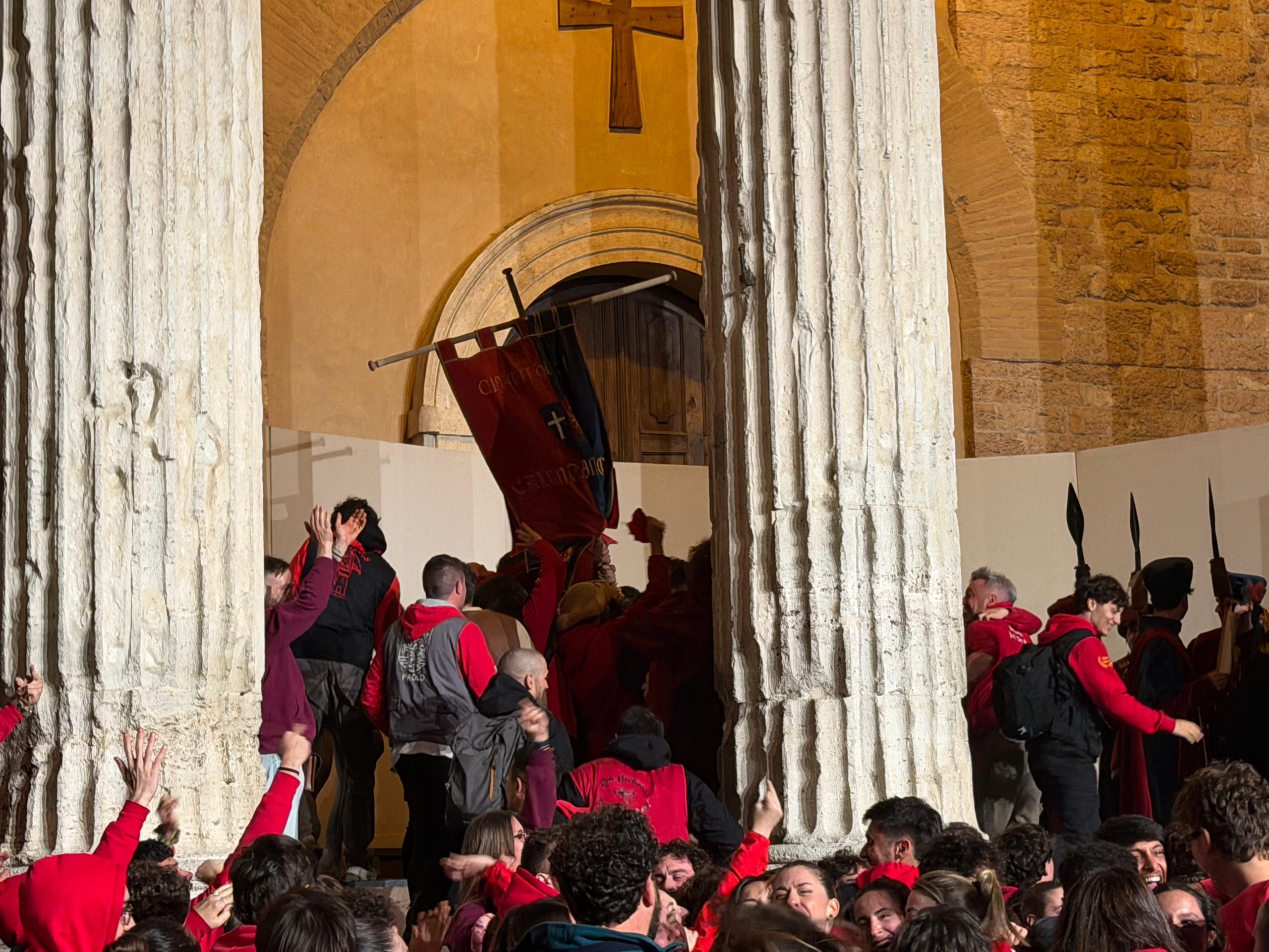 Calendimaggio di Assisi, tripudio rosso: il Palio resta alla Magnifica Parte de Sotto (foto) 52 Calendimaggio di Assisi, tripudio rosso: il Palio resta alla Magnifica Parte de Sotto (foto) 51