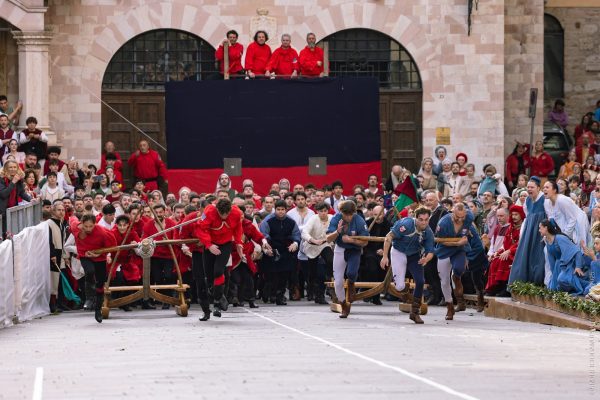 Calendimaggio di Assisi, torna la sfida tra Sopra e Sotto: al via la 71ª edizione 4 Calendimaggio di Assisi, torna la sfida tra Sopra e Sotto: al via la 71ª edizione 3