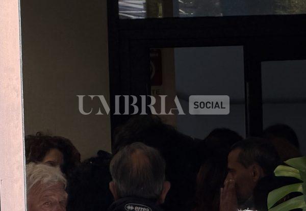 Assisi, fila sotto la pioggia per la Carta d’identità elettronica: “straordinaria” sì, ma per la pazienza dei cittadini 4 Assisi, fila sotto la pioggia per la Carta d’identità elettronica: “straordinaria” sì, ma per la pazienza dei cittadini 3