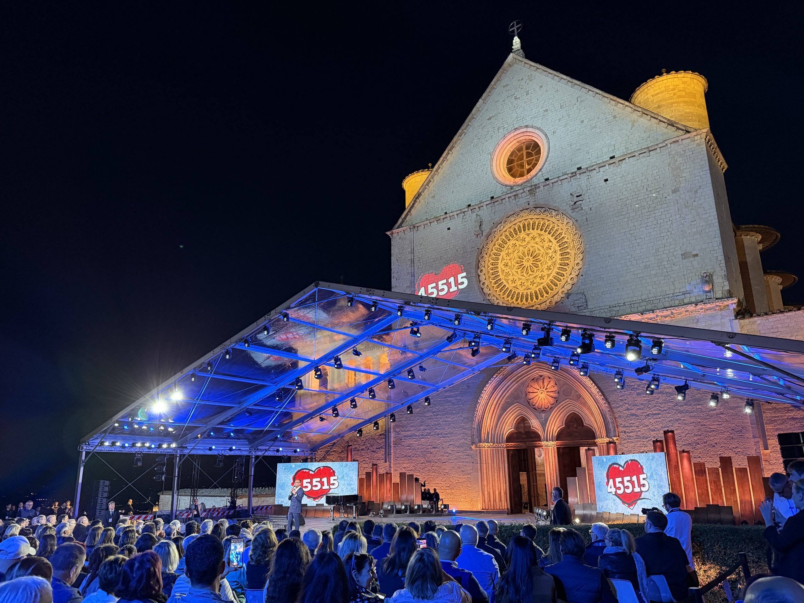 Con il Cuore, la grande vittoria della solidarietà degli italiani per gli ultimi (foto+video) 9 Con il Cuore, la grande vittoria della solidarietà degli italiani per gli ultimi (foto+video) 8