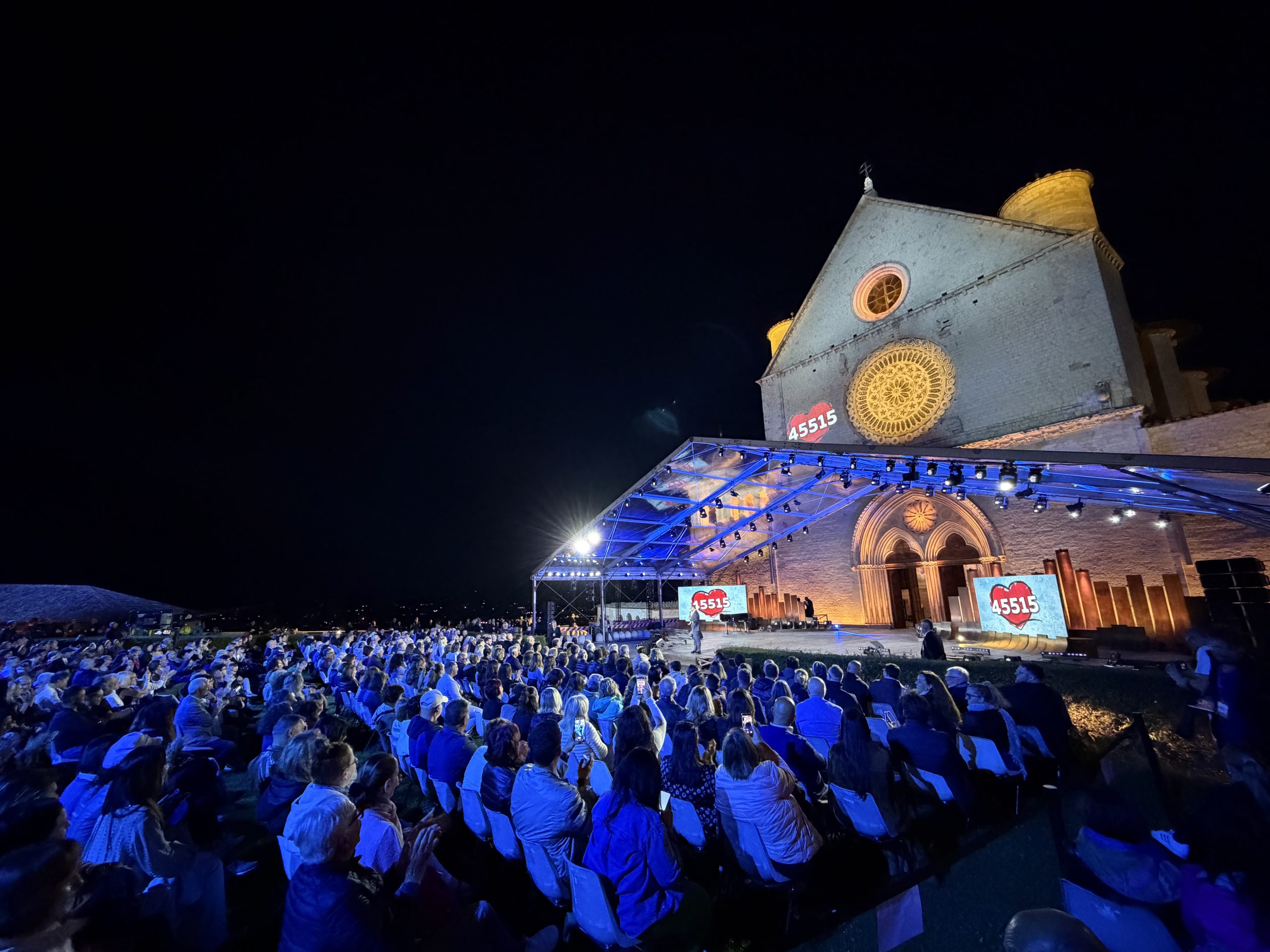 Con il Cuore, la grande vittoria della solidarietà degli italiani per gli ultimi (foto+video) 13 Con il Cuore, la grande vittoria della solidarietà degli italiani per gli ultimi (foto+video) 12