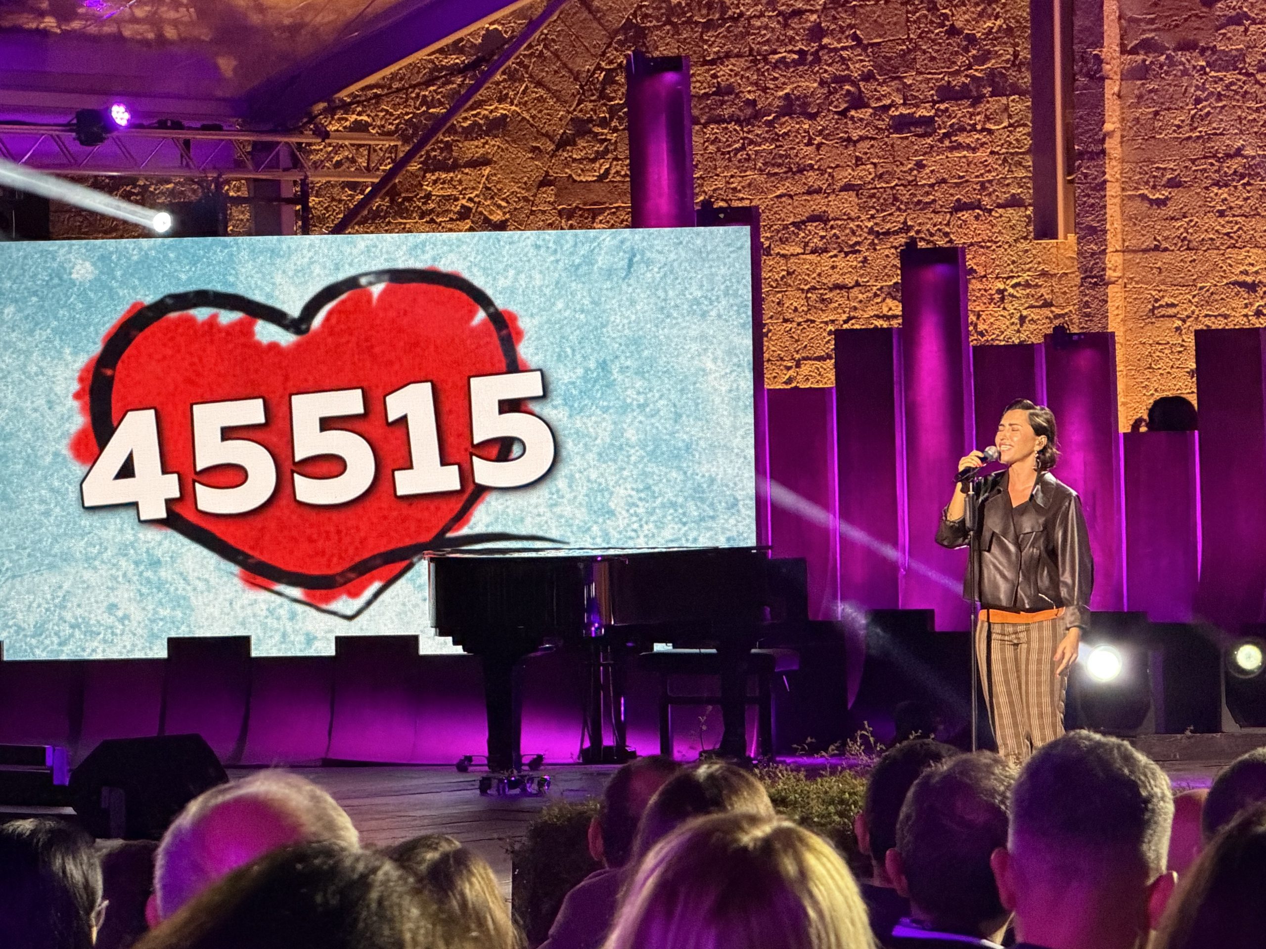 Con il Cuore, la grande vittoria della solidarietà degli italiani per gli ultimi (foto+video) 25 Con il Cuore, la grande vittoria della solidarietà degli italiani per gli ultimi (foto+video) 24