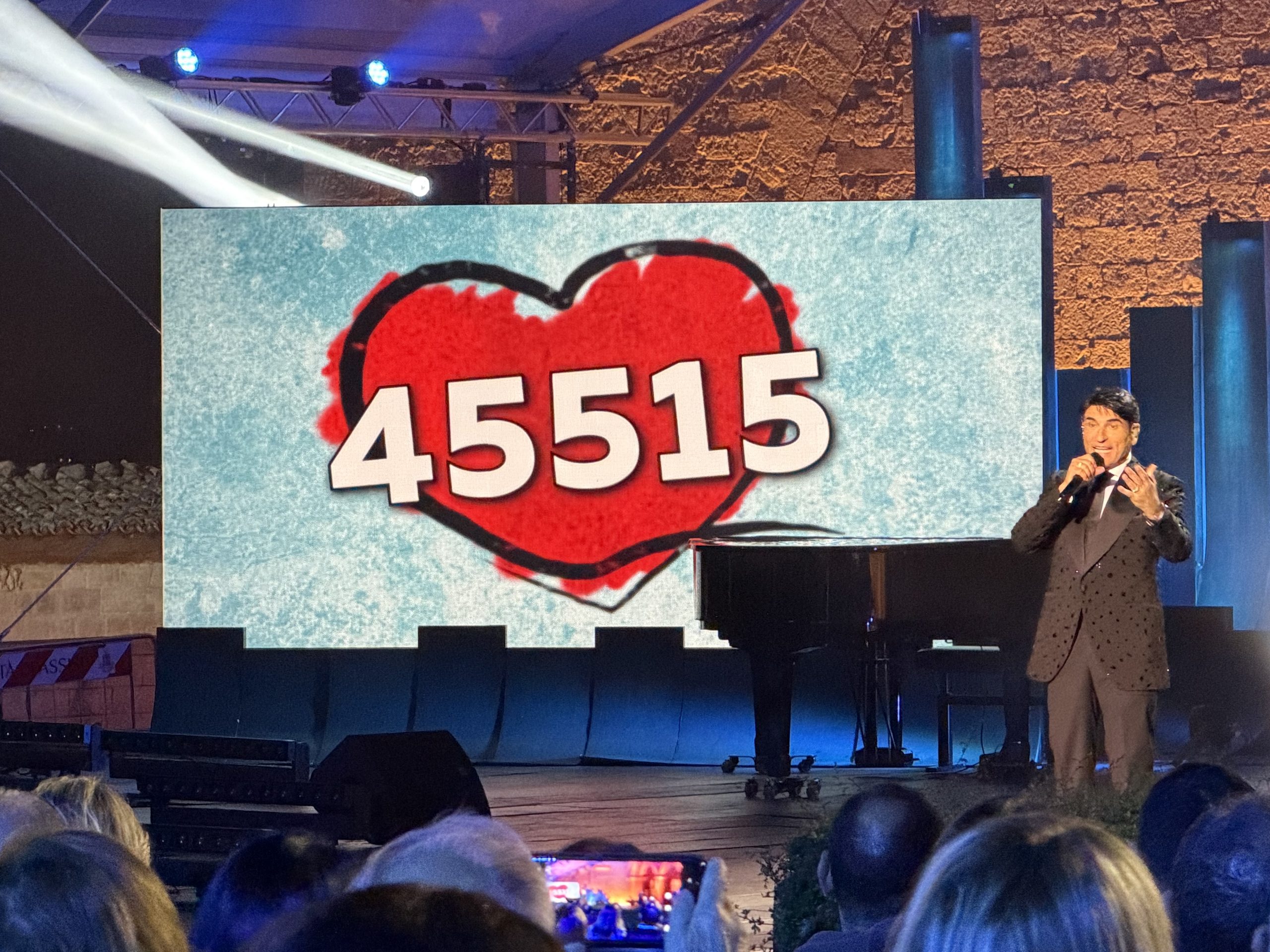Con il Cuore, la grande vittoria della solidarietà degli italiani per gli ultimi (foto+video) 37 Con il Cuore, la grande vittoria della solidarietà degli italiani per gli ultimi (foto+video) 36