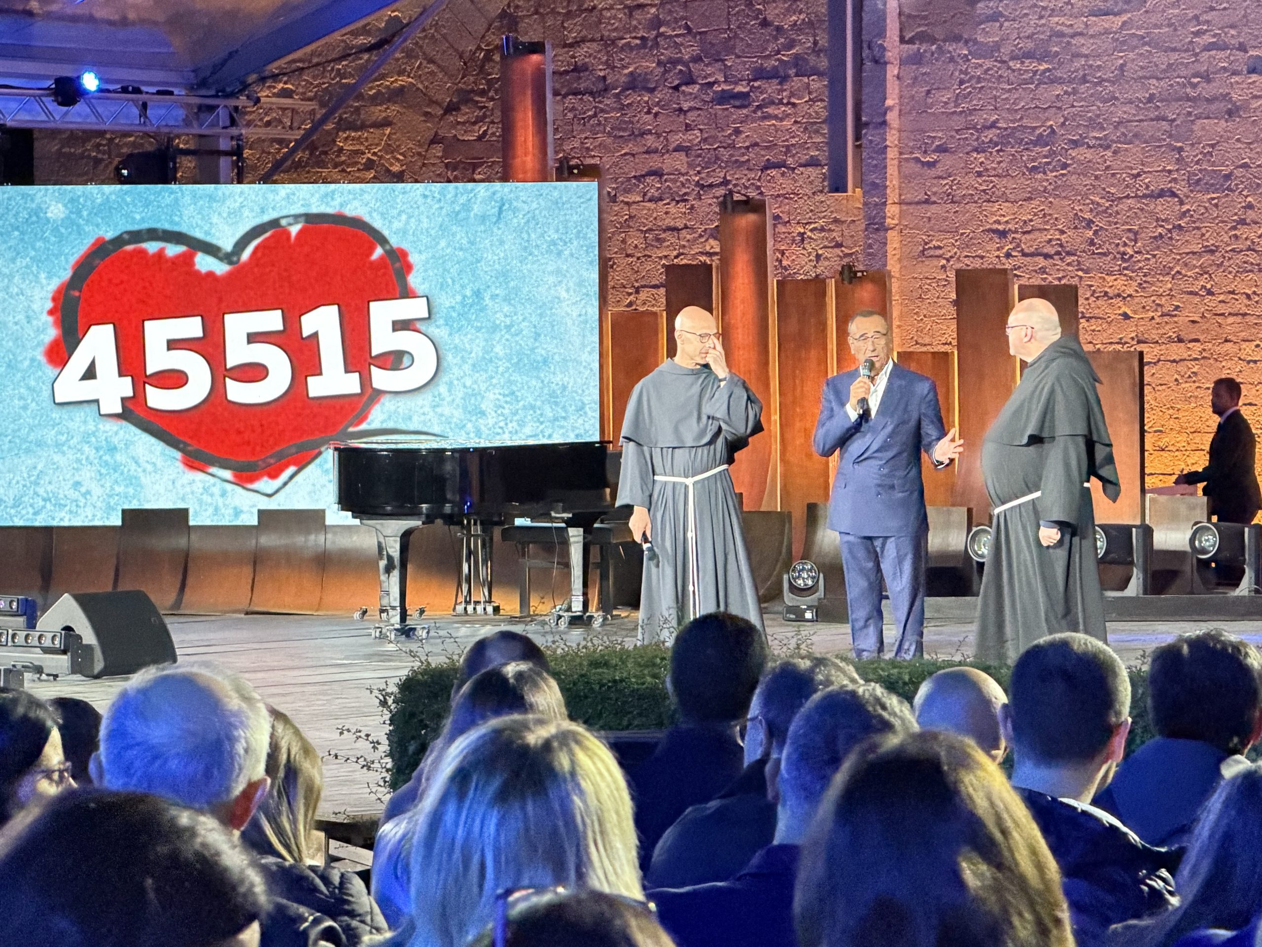 Con il Cuore, la grande vittoria della solidarietà degli italiani per gli ultimi (foto+video) 41 Con il Cuore, la grande vittoria della solidarietà degli italiani per gli ultimi (foto+video) 40