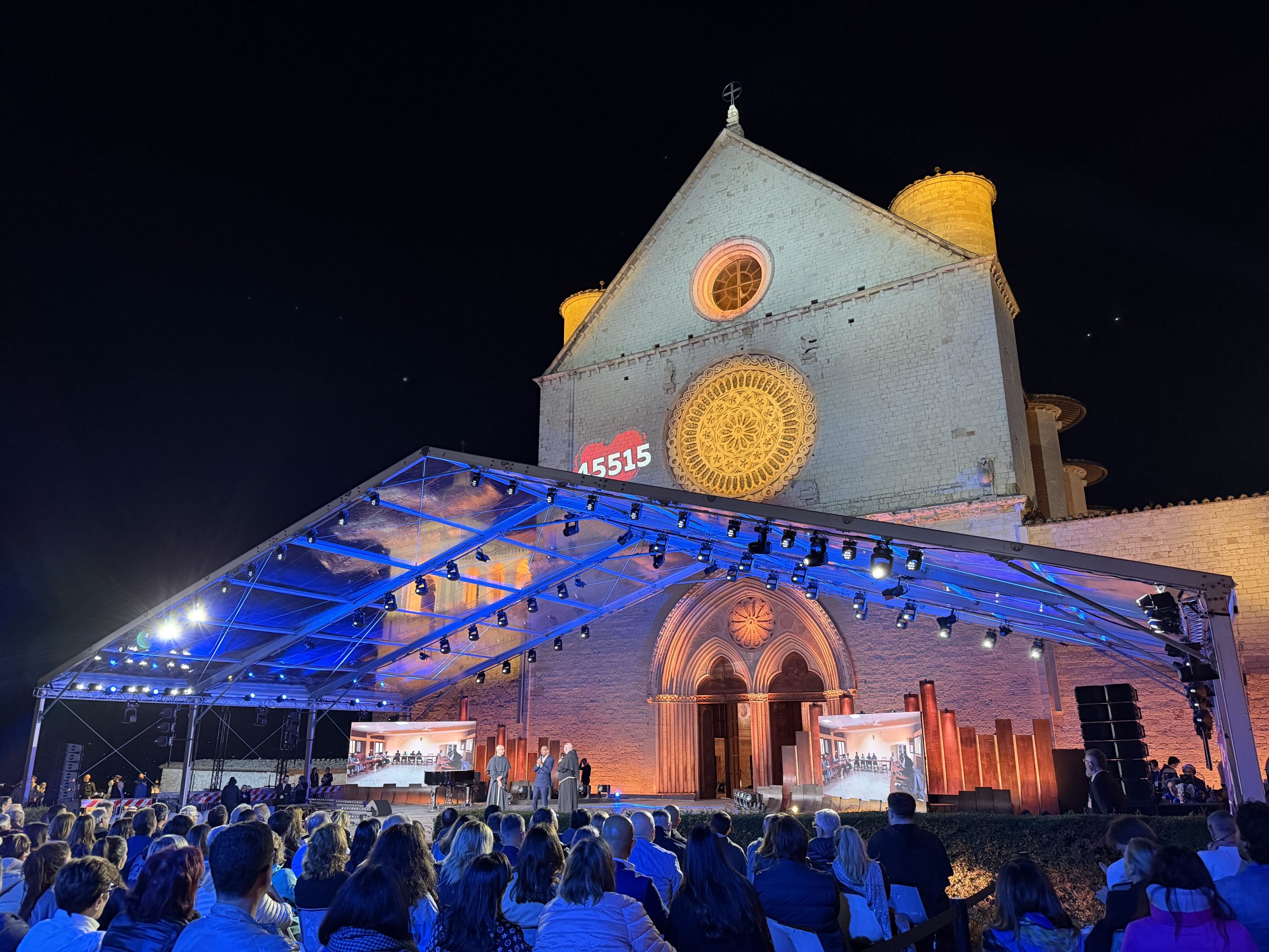 Con il Cuore, la grande vittoria della solidarietà degli italiani per gli ultimi (foto+video) 47 Con il Cuore, la grande vittoria della solidarietà degli italiani per gli ultimi (foto+video) 46