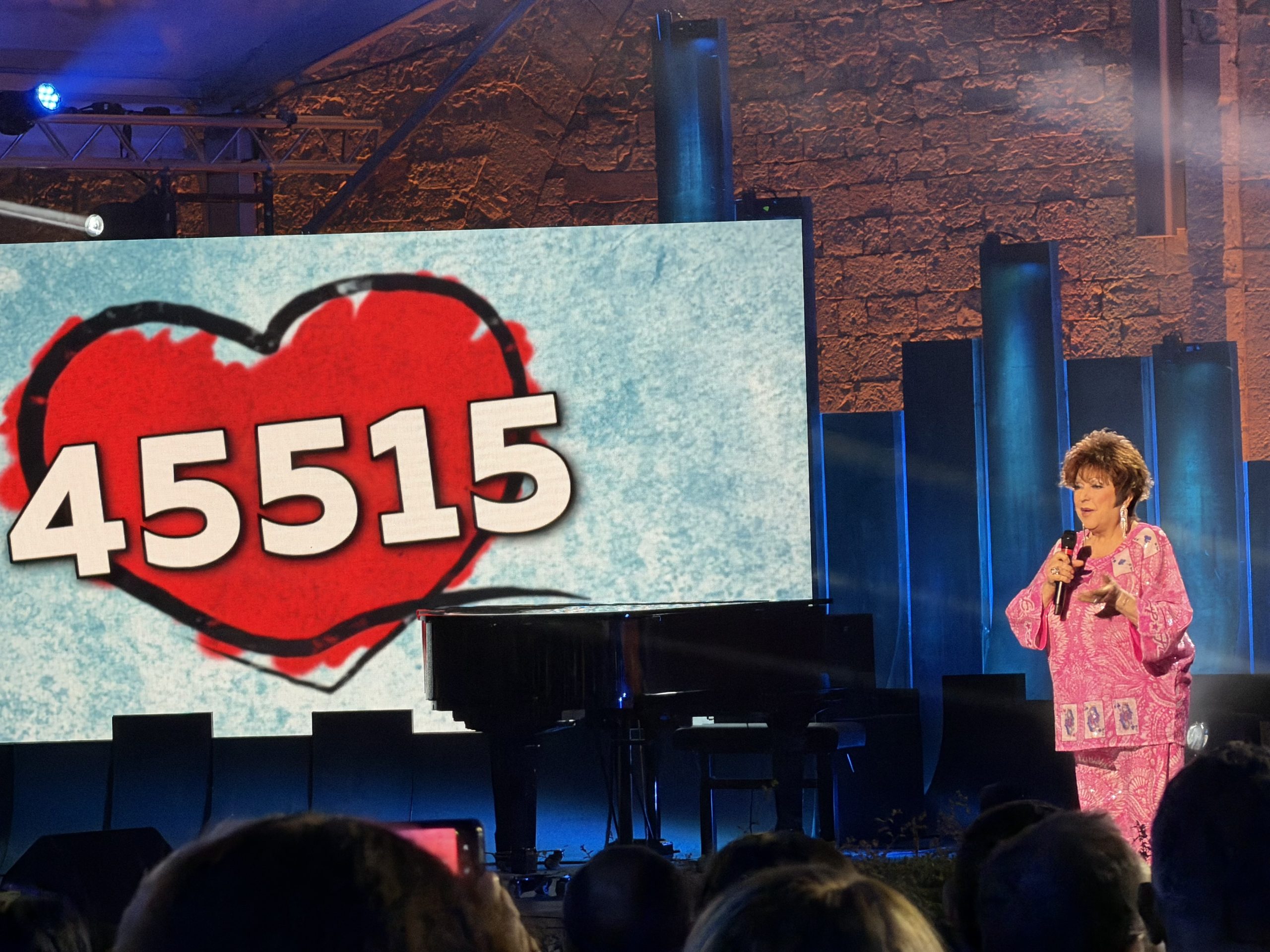 Con il Cuore, la grande vittoria della solidarietà degli italiani per gli ultimi (foto+video) 57 Con il Cuore, la grande vittoria della solidarietà degli italiani per gli ultimi (foto+video) 56