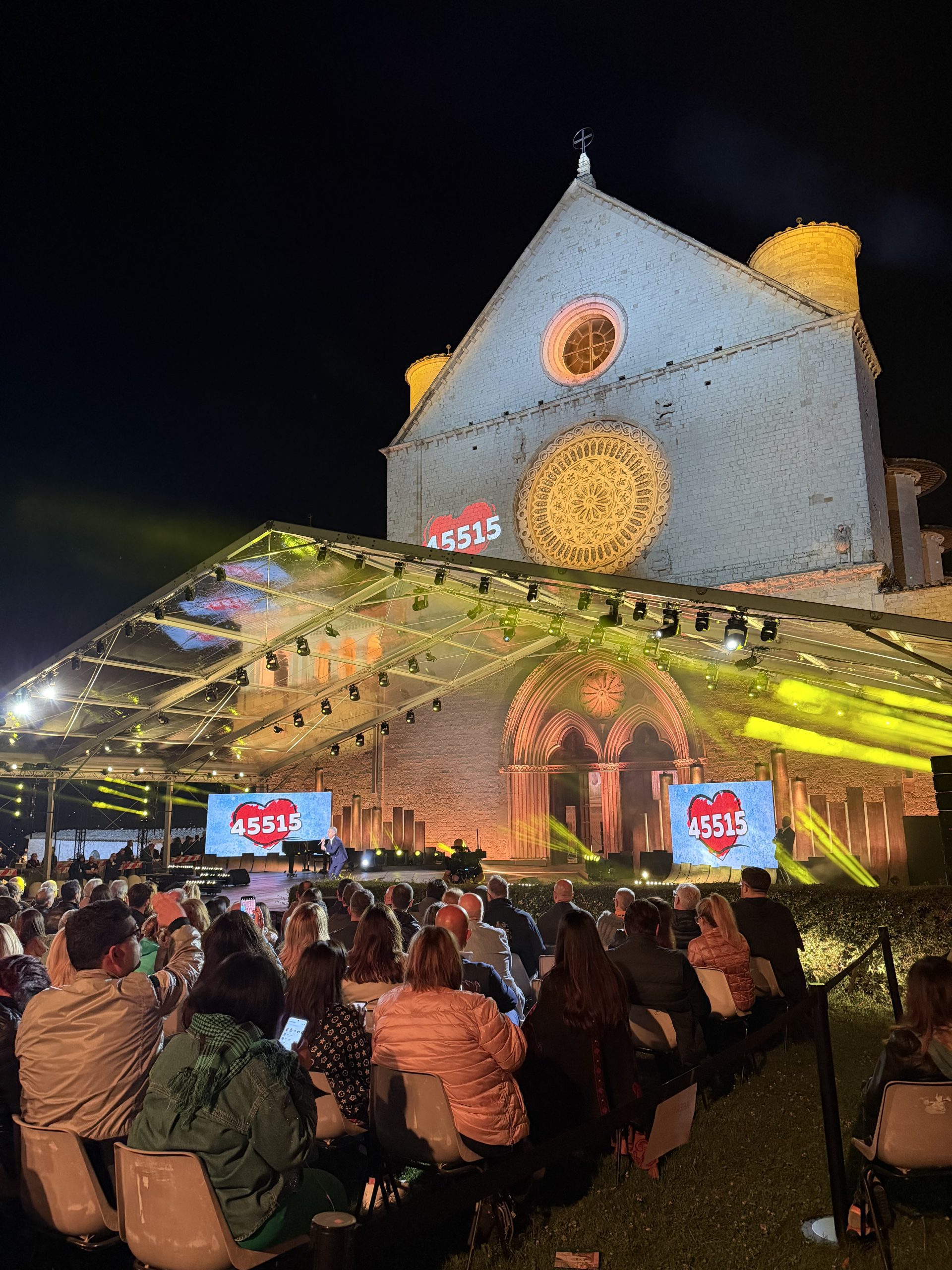 Con il Cuore, la grande vittoria della solidarietà degli italiani per gli ultimi (foto+video) 73 Con il Cuore, la grande vittoria della solidarietà degli italiani per gli ultimi (foto+video) 72