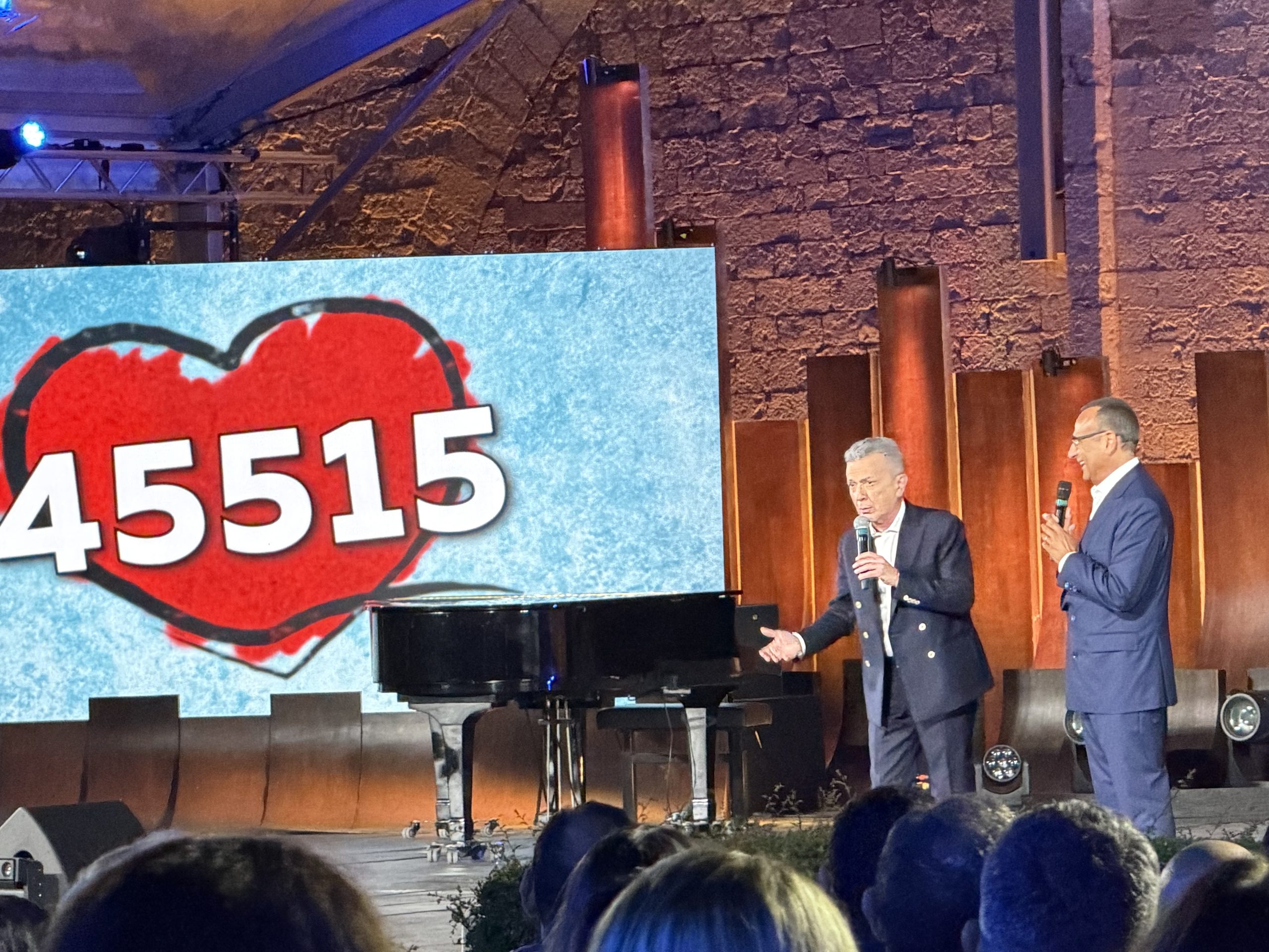Con il Cuore, la grande vittoria della solidarietà degli italiani per gli ultimi (foto+video) 63 Con il Cuore, la grande vittoria della solidarietà degli italiani per gli ultimi (foto+video) 62