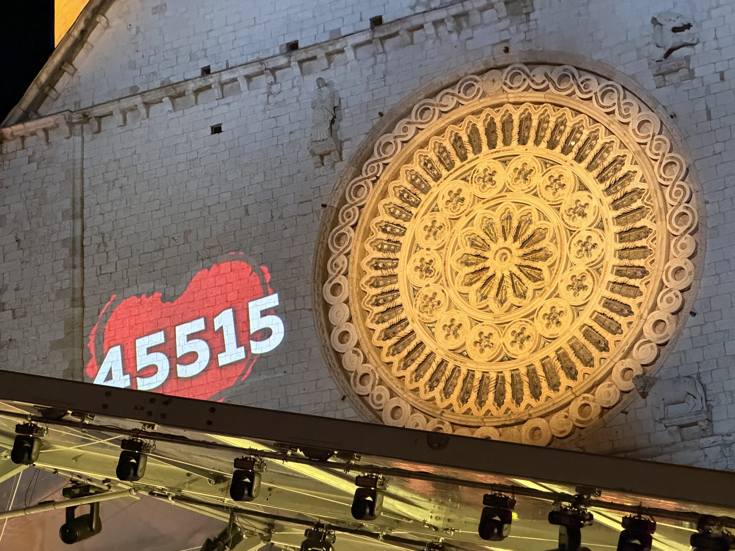 Con il Cuore, la grande vittoria della solidarietà degli italiani per gli ultimi (foto+video) 77 Con il Cuore, la grande vittoria della solidarietà degli italiani per gli ultimi (foto+video) 76