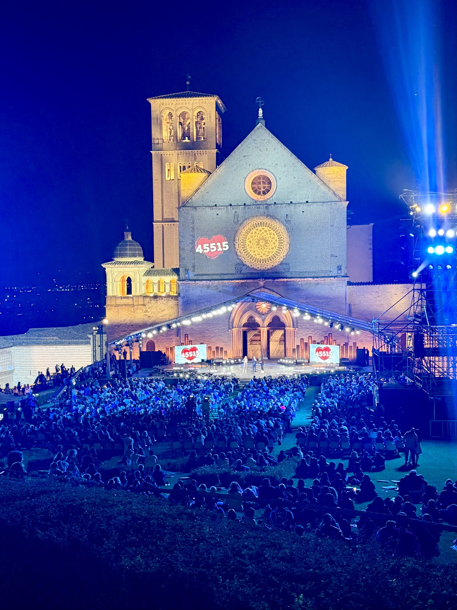 Con il Cuore, la grande vittoria della solidarietà degli italiani per gli ultimi (foto+video) 79 Con il Cuore, la grande vittoria della solidarietà degli italiani per gli ultimi (foto+video) 78