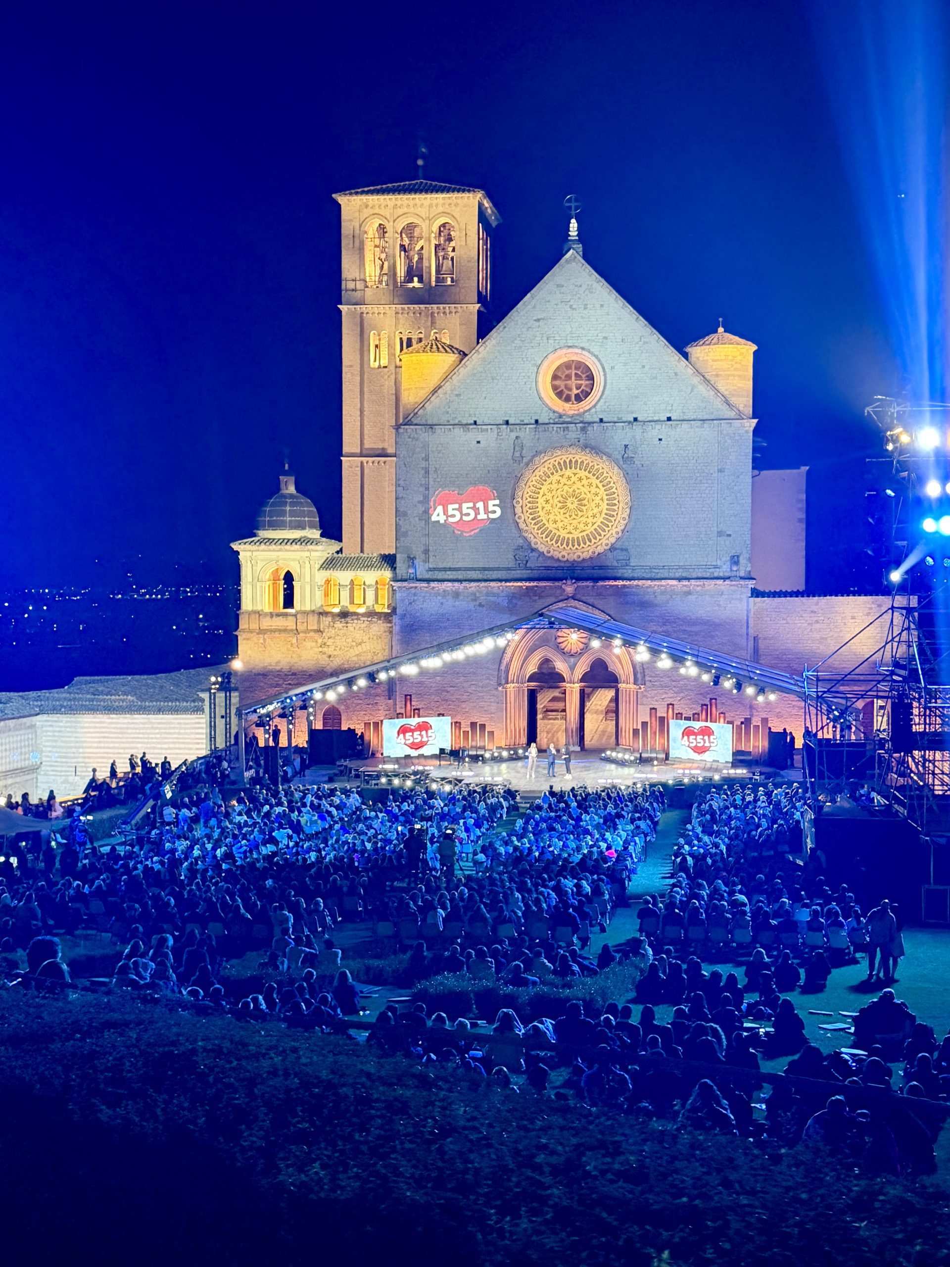 Con il Cuore, la grande vittoria della solidarietà degli italiani per gli ultimi (foto+video) 81 Con il Cuore, la grande vittoria della solidarietà degli italiani per gli ultimi (foto+video) 80