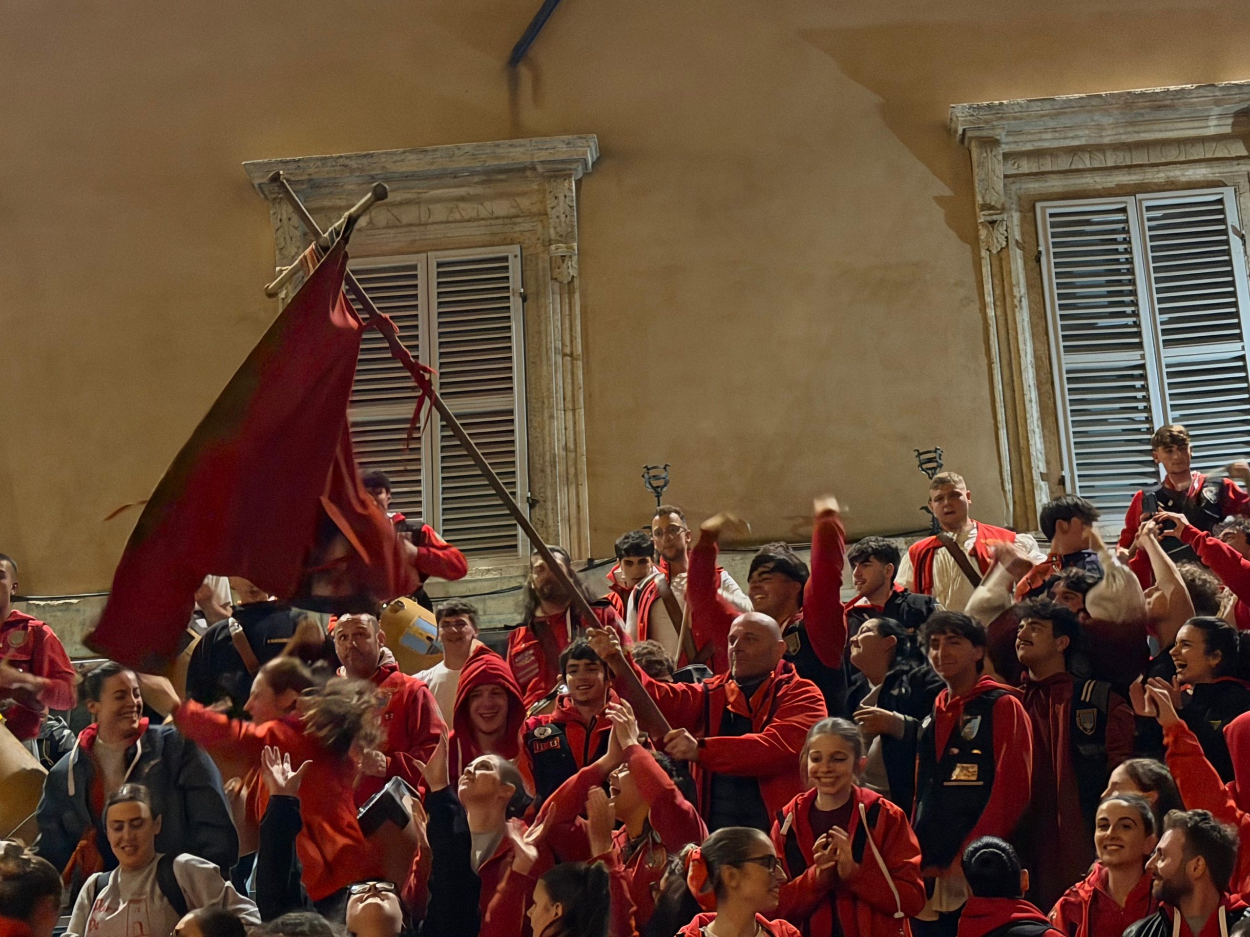 Calendimaggio di Assisi, tripudio rosso: il Palio resta alla Magnifica Parte de Sotto (foto) 54 Calendimaggio di Assisi, tripudio rosso: il Palio resta alla Magnifica Parte de Sotto (foto) 53