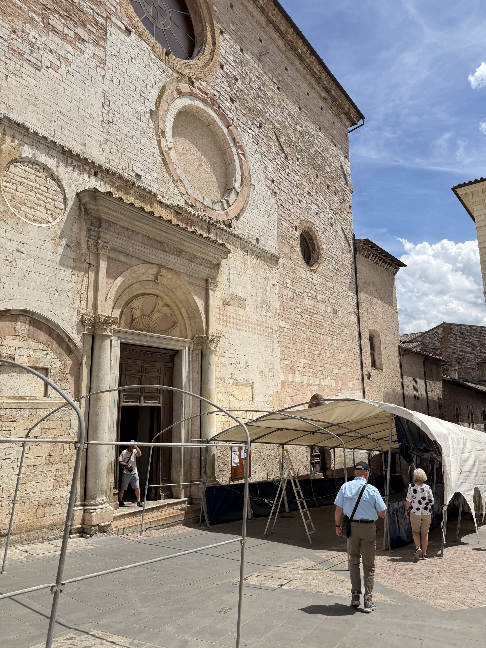 Spello, tutto pronto per le Infiorate: si accende la magia della Notte dei Fiori (foto) 6 Spello, tutto pronto per le Infiorate: si accende la magia della Notte dei Fiori (foto) 5