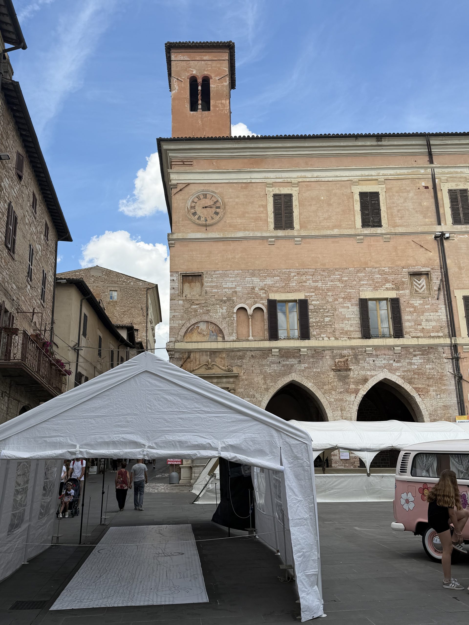 Spello, tutto pronto per le Infiorate: si accende la magia della Notte dei Fiori (foto) 12 Spello, tutto pronto per le Infiorate: si accende la magia della Notte dei Fiori (foto) 11