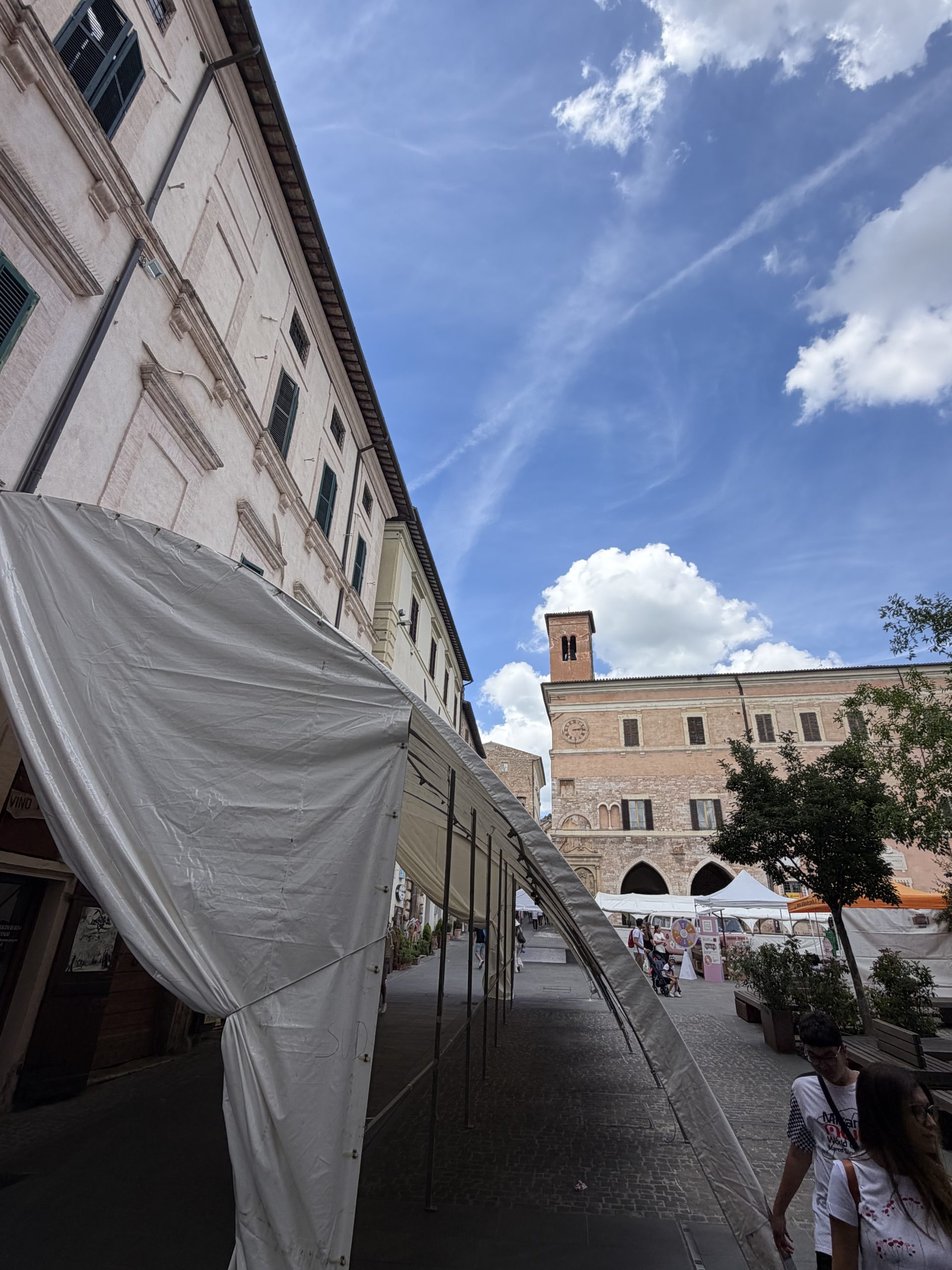 Spello, tutto pronto per le Infiorate: si accende la magia della Notte dei Fiori (foto) 14 Spello, tutto pronto per le Infiorate: si accende la magia della Notte dei Fiori (foto) 13