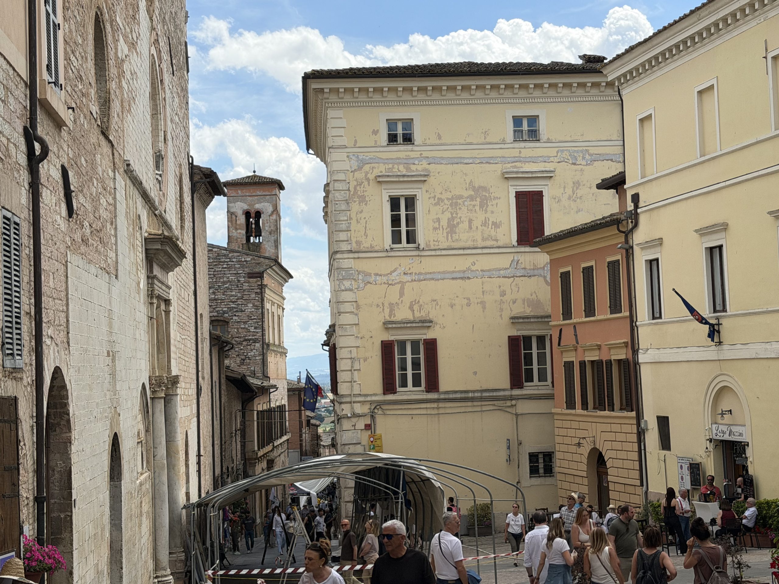 Spello, tutto pronto per le Infiorate: si accende la magia della Notte dei Fiori (foto) 16 Spello, tutto pronto per le Infiorate: si accende la magia della Notte dei Fiori (foto) 15