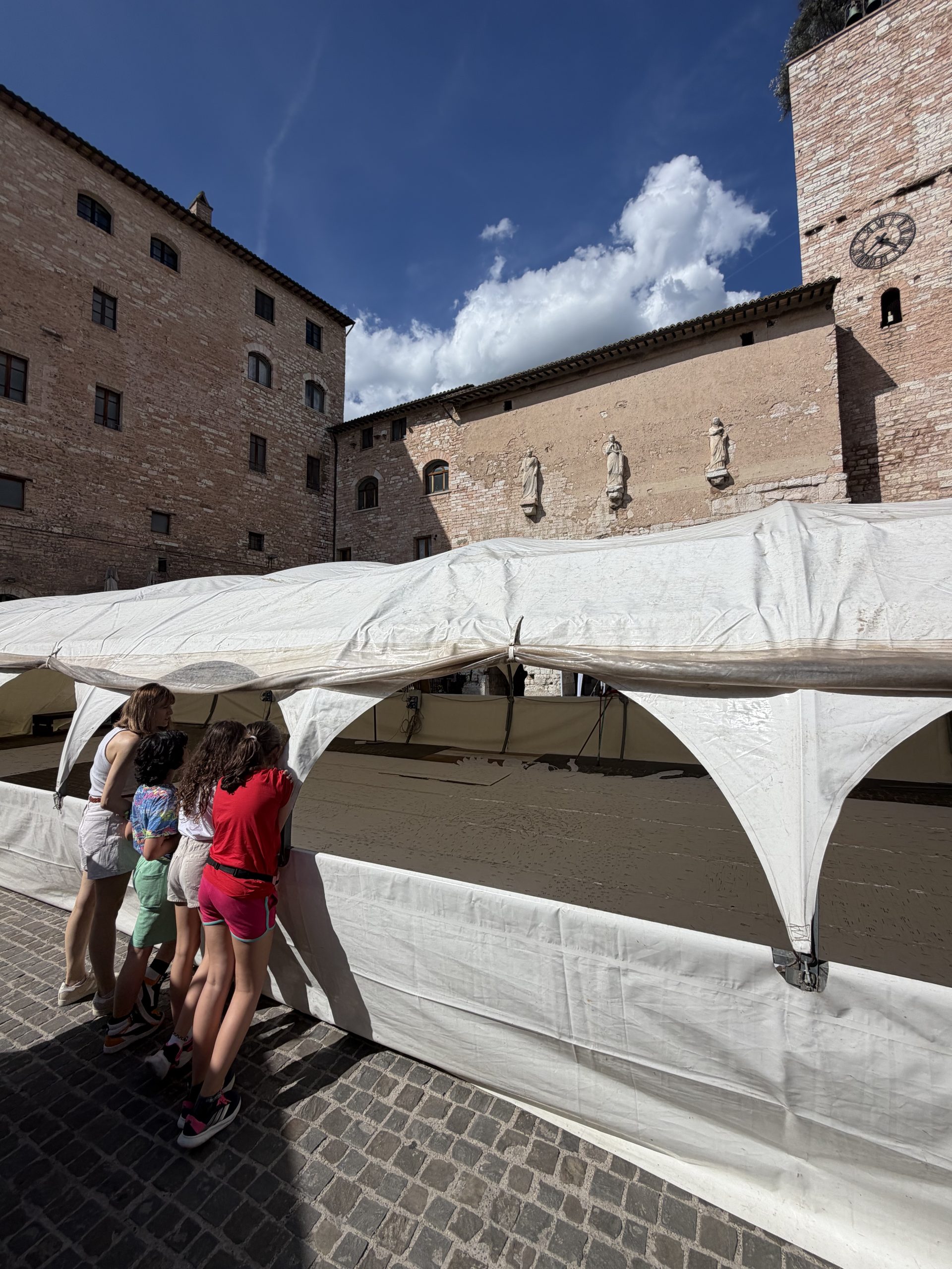 Spello, tutto pronto per le Infiorate: si accende la magia della Notte dei Fiori (foto) 18 Spello, tutto pronto per le Infiorate: si accende la magia della Notte dei Fiori (foto) 17