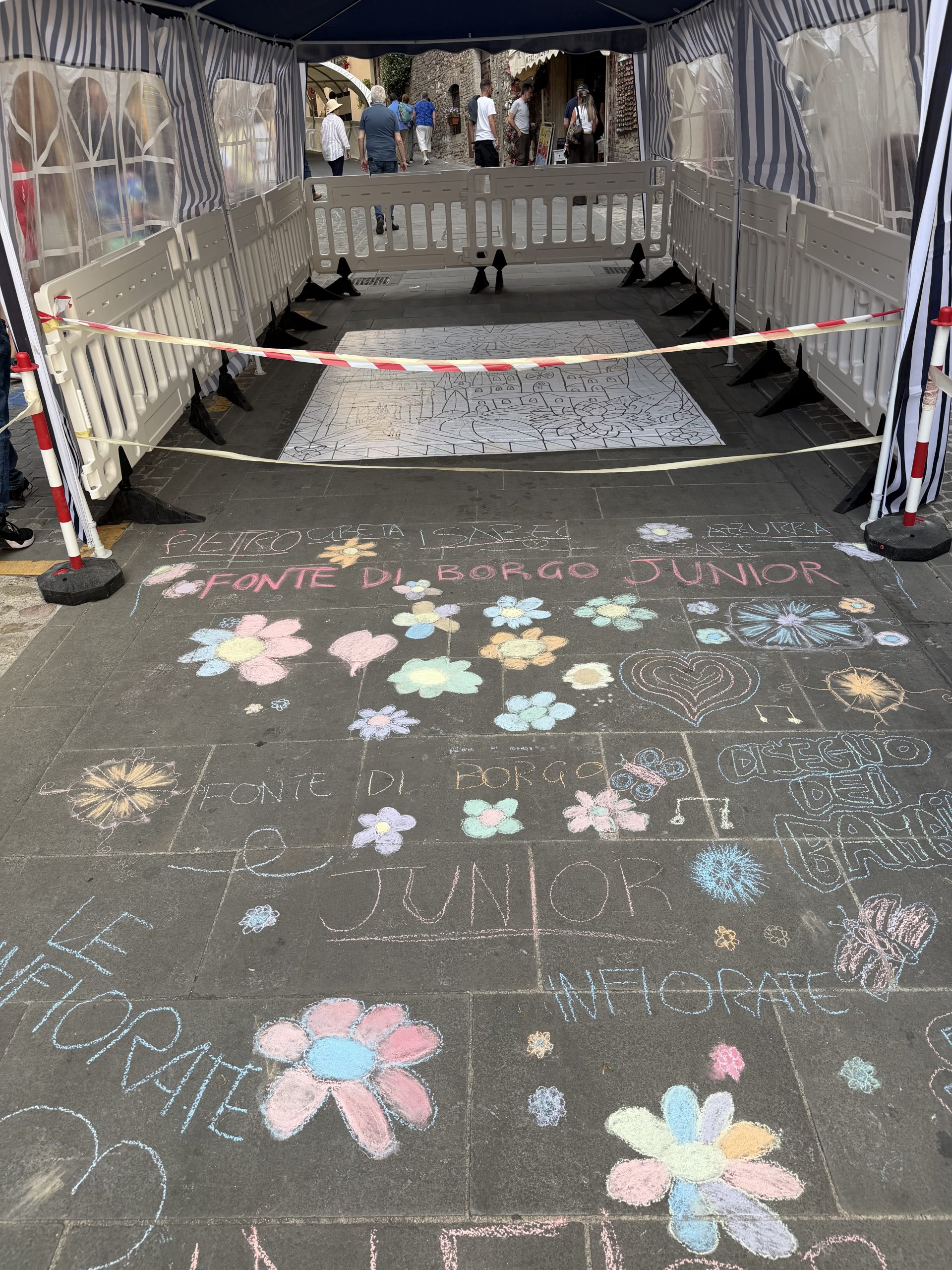 Spello, tutto pronto per le Infiorate: si accende la magia della Notte dei Fiori (foto) 22 Spello, tutto pronto per le Infiorate: si accende la magia della Notte dei Fiori (foto) 21