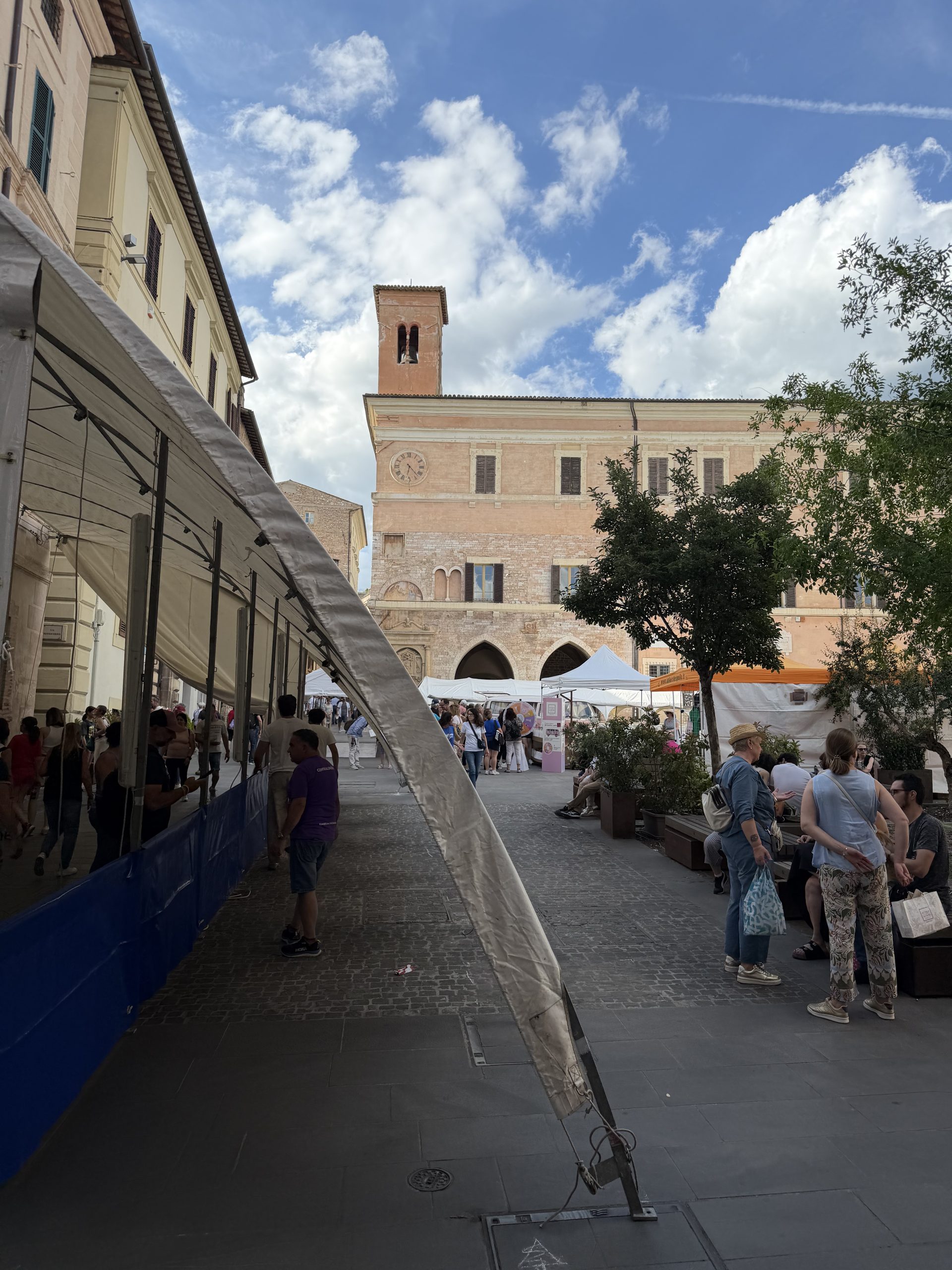 Spello, tutto pronto per le Infiorate: si accende la magia della Notte dei Fiori (foto) 32 Spello, tutto pronto per le Infiorate: si accende la magia della Notte dei Fiori (foto) 31