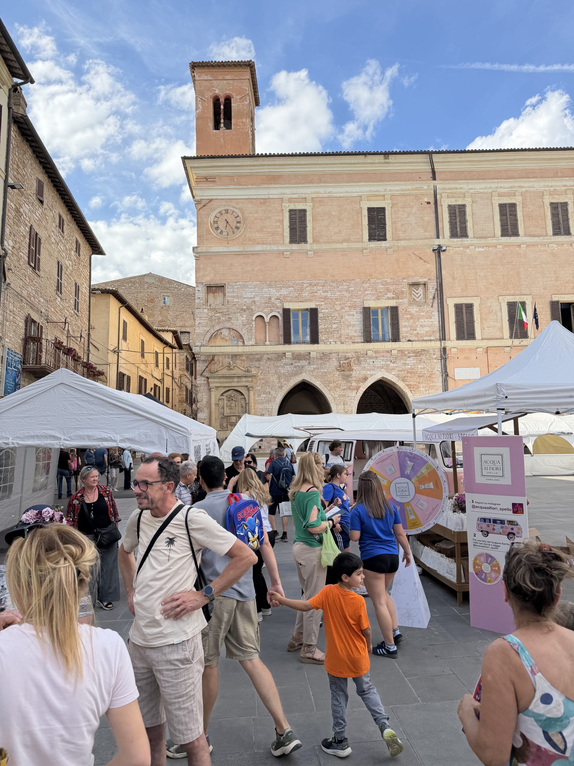 Spello, tutto pronto per le Infiorate: si accende la magia della Notte dei Fiori (foto) 34 Spello, tutto pronto per le Infiorate: si accende la magia della Notte dei Fiori (foto) 33