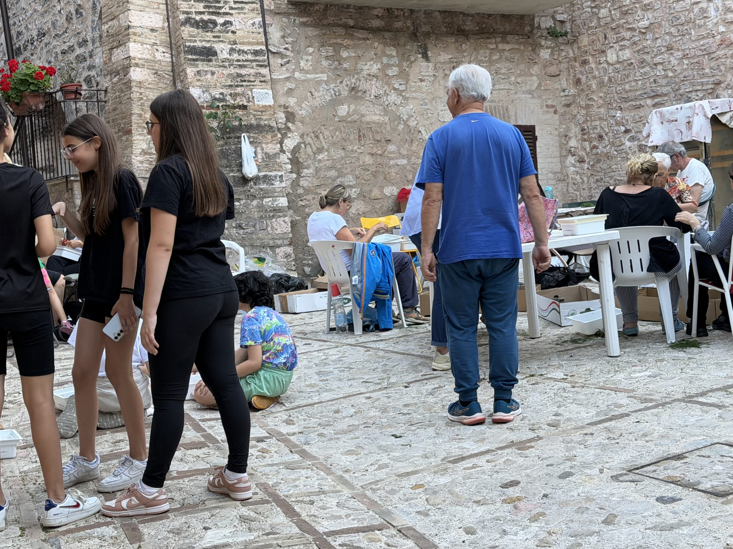 Spello, tutto pronto per le Infiorate: si accende la magia della Notte dei Fiori (foto) 52 Spello, tutto pronto per le Infiorate: si accende la magia della Notte dei Fiori (foto) 51