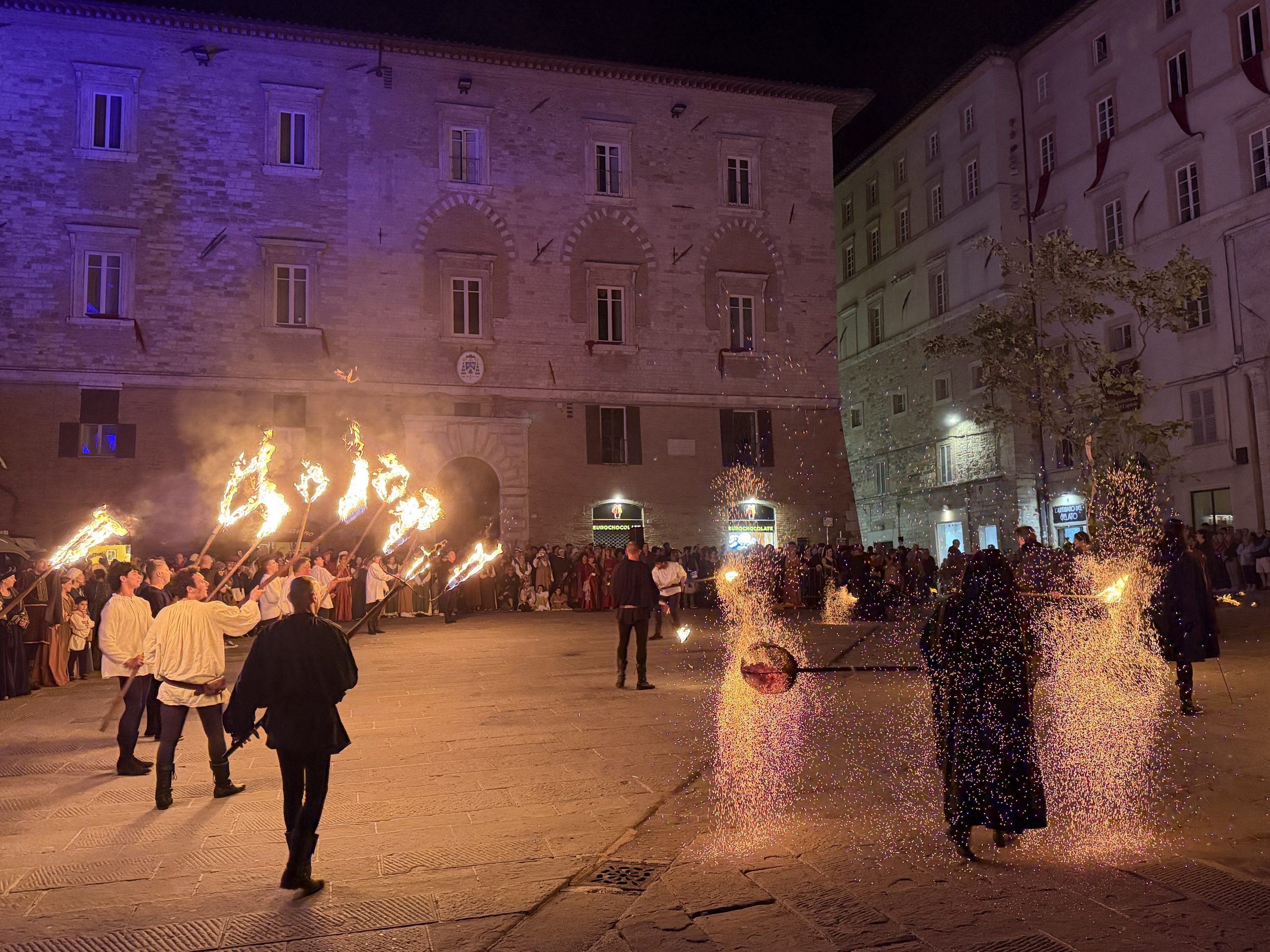 Perugia 1416, il Palio lo vince il Magnifico Rione di Porta Santa Susanna (foto) 4 Perugia 1416, il Palio lo vince il Magnifico Rione di Porta Santa Susanna (foto) 3