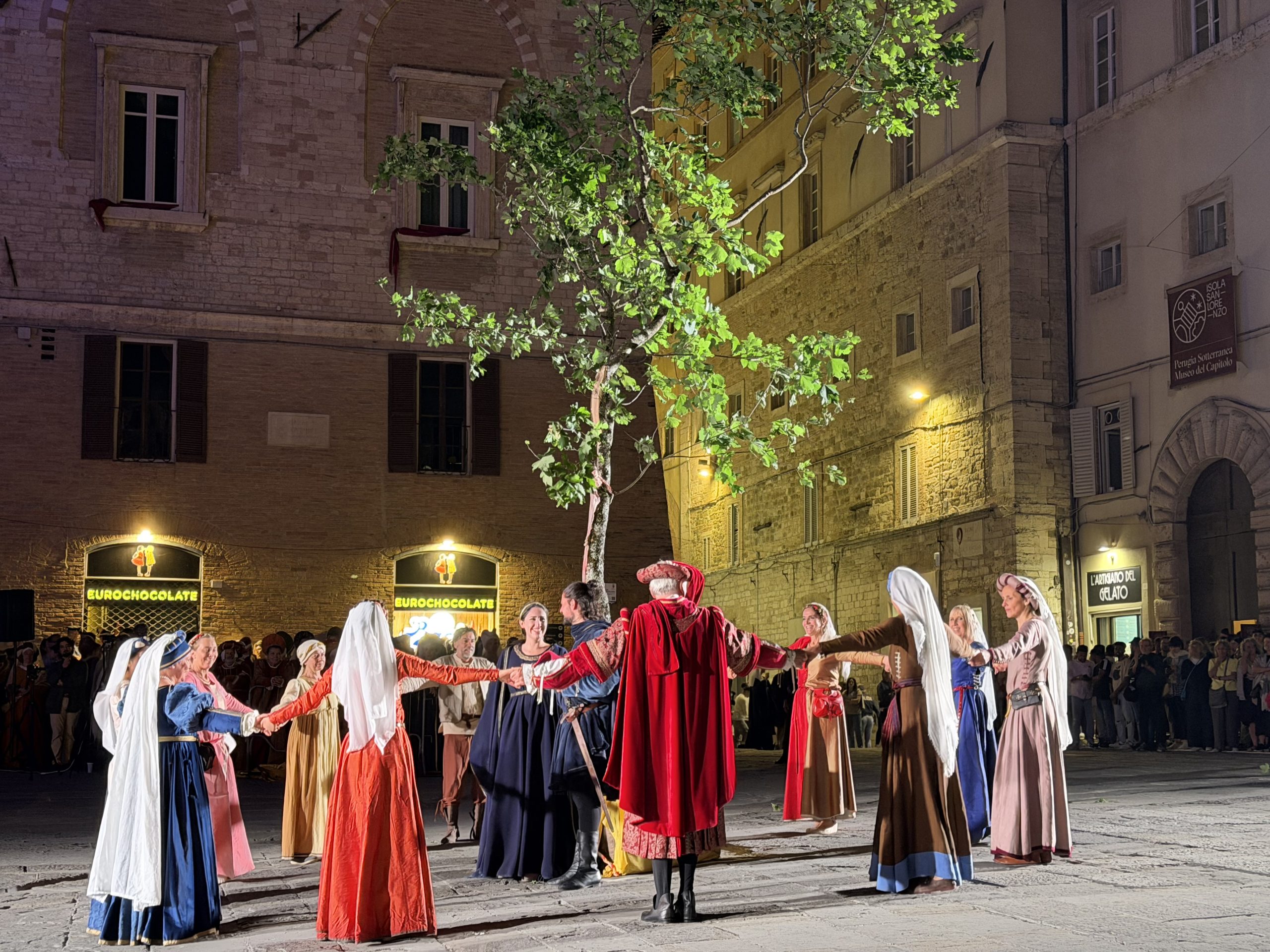 Perugia 1416, il Palio lo vince il Magnifico Rione di Porta Santa Susanna (foto) 14 Perugia 1416, il Palio lo vince il Magnifico Rione di Porta Santa Susanna (foto) 13