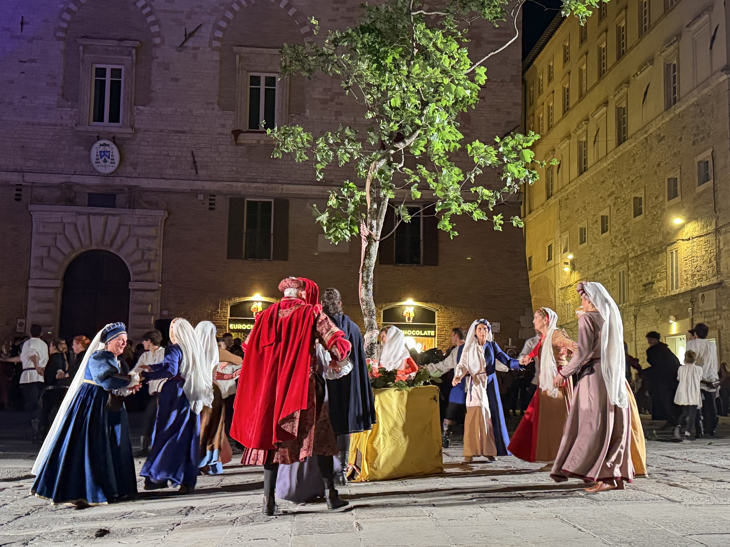 Perugia 1416, il Palio lo vince il Magnifico Rione di Porta Santa Susanna (foto) 26 Perugia 1416, il Palio lo vince il Magnifico Rione di Porta Santa Susanna (foto) 25