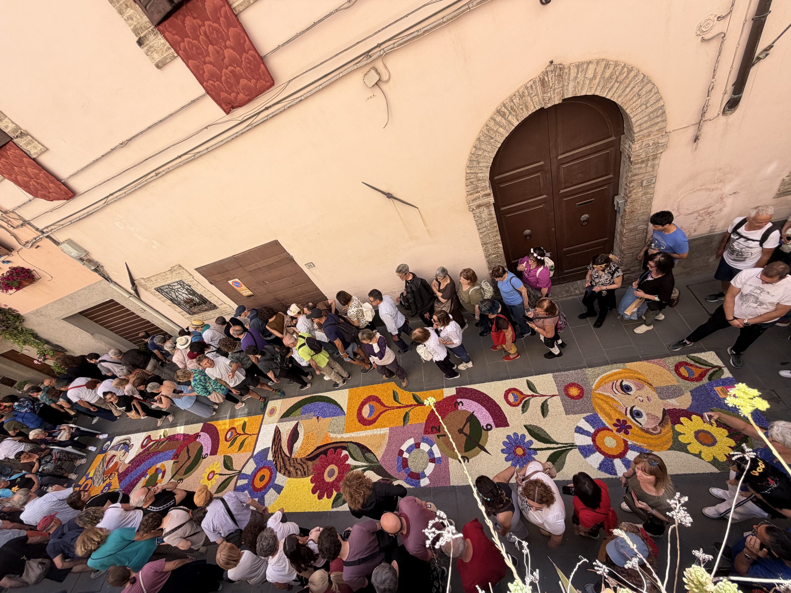 Spello, si chiudono le Infiorate 2026: migliaia di visitatori per la Processione del Corpus Domini e i tappeti floreali (foto+video) 13 Spello, si chiudono le Infiorate 2026: migliaia di visitatori per la Processione del Corpus Domini e i tappeti floreali (foto+video) 12