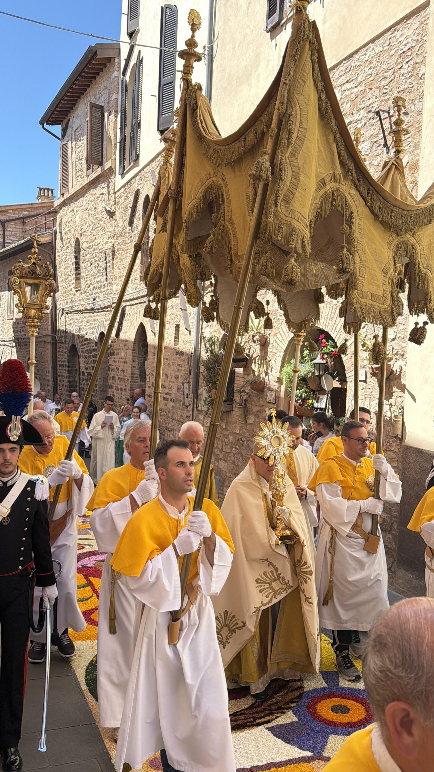 Spello, si chiudono le Infiorate 2026: migliaia di visitatori per la Processione del Corpus Domini e i tappeti floreali (foto+video) 15 Spello, si chiudono le Infiorate 2026: migliaia di visitatori per la Processione del Corpus Domini e i tappeti floreali (foto+video) 14