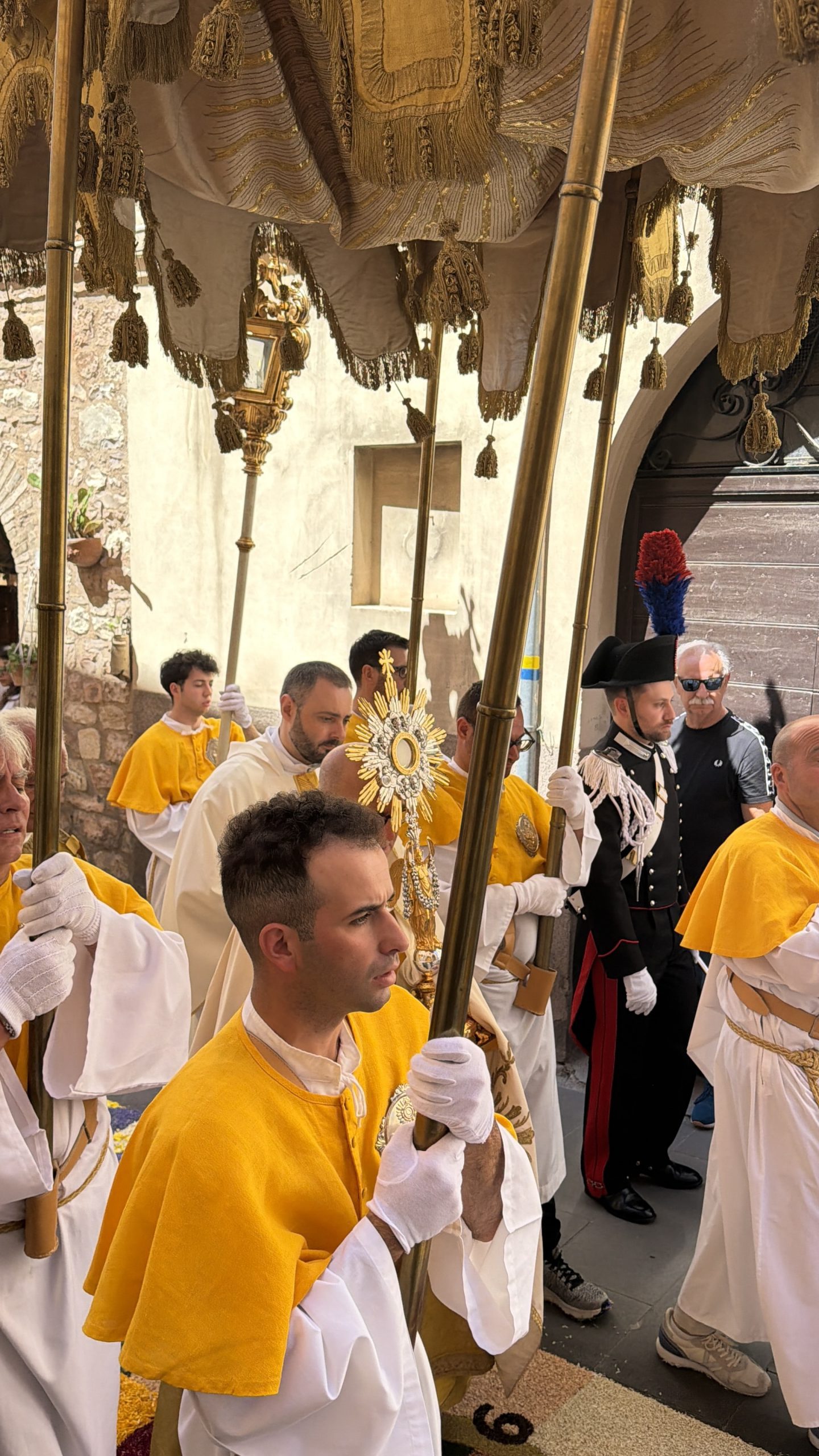 Spello, si chiudono le Infiorate 2026: migliaia di visitatori per la Processione del Corpus Domini e i tappeti floreali (foto+video) 19 Spello, si chiudono le Infiorate 2026: migliaia di visitatori per la Processione del Corpus Domini e i tappeti floreali (foto+video) 18