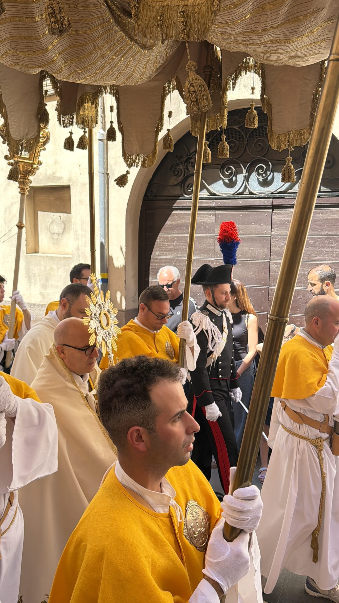 Spello, si chiudono le Infiorate 2026: migliaia di visitatori per la Processione del Corpus Domini e i tappeti floreali (foto+video) 21 Spello, si chiudono le Infiorate 2026: migliaia di visitatori per la Processione del Corpus Domini e i tappeti floreali (foto+video) 20